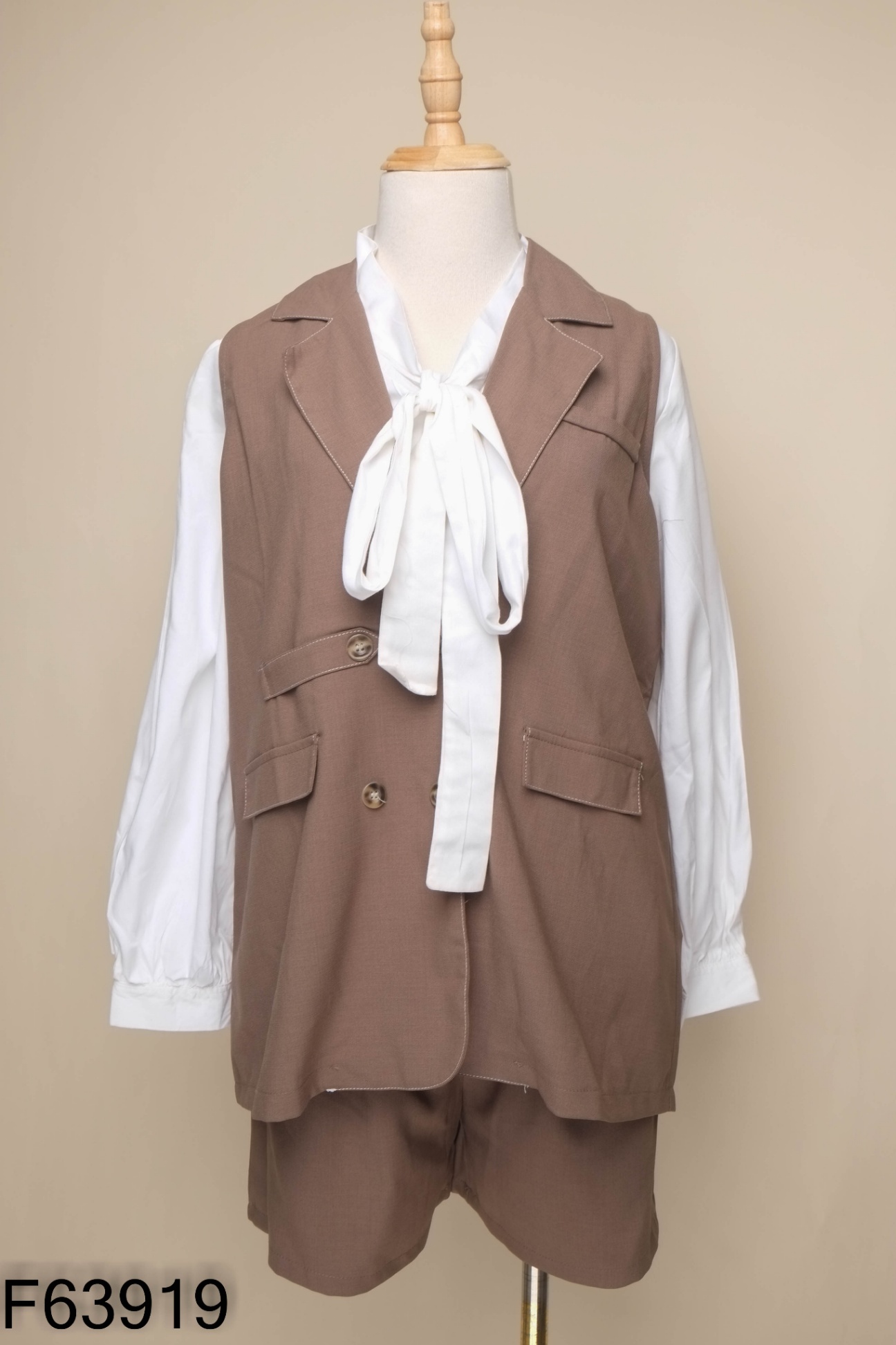 NEWTAG SET Áo gile nâu + áo trắng + quần short