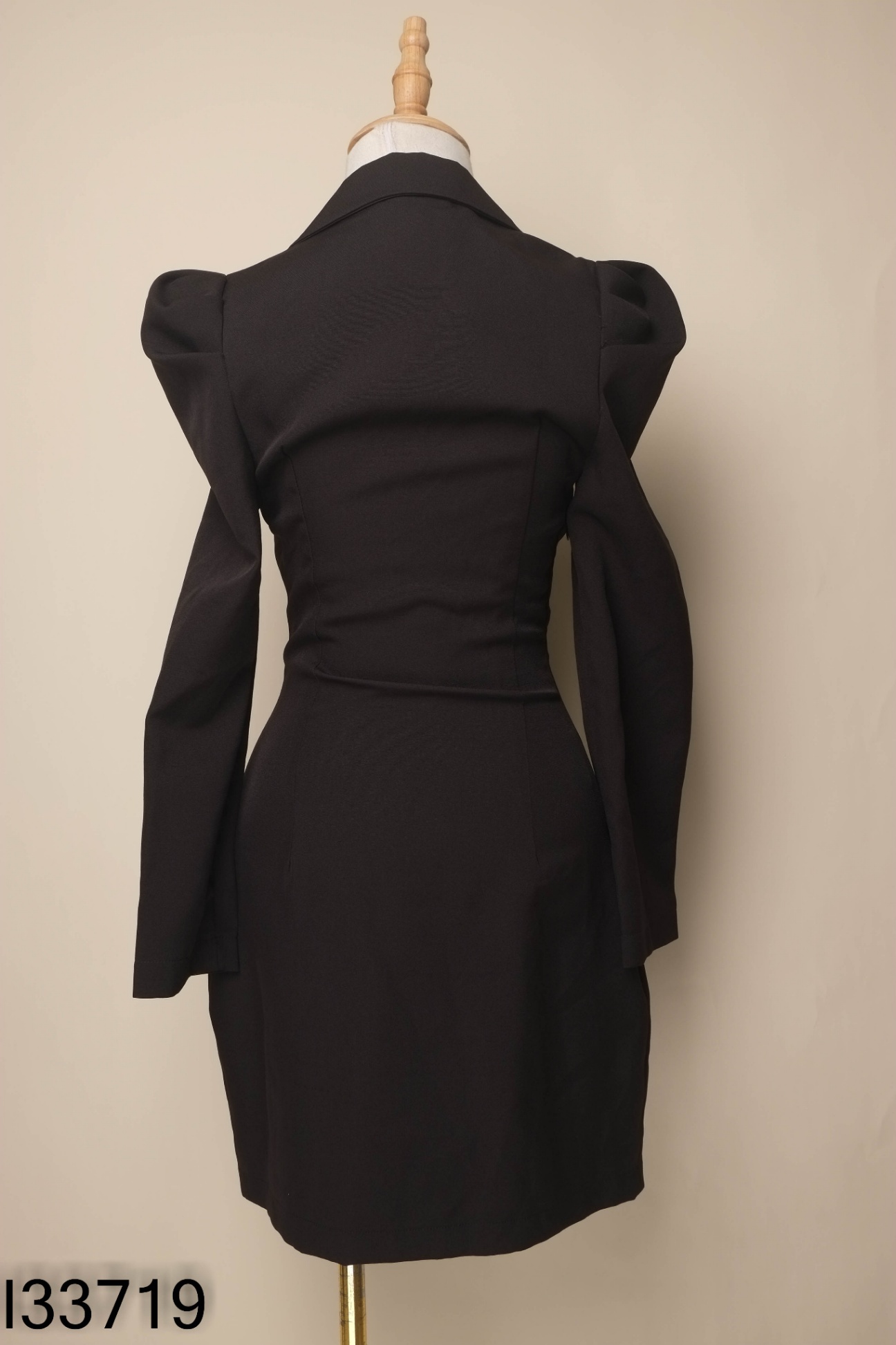 Váy đen cổ vest
