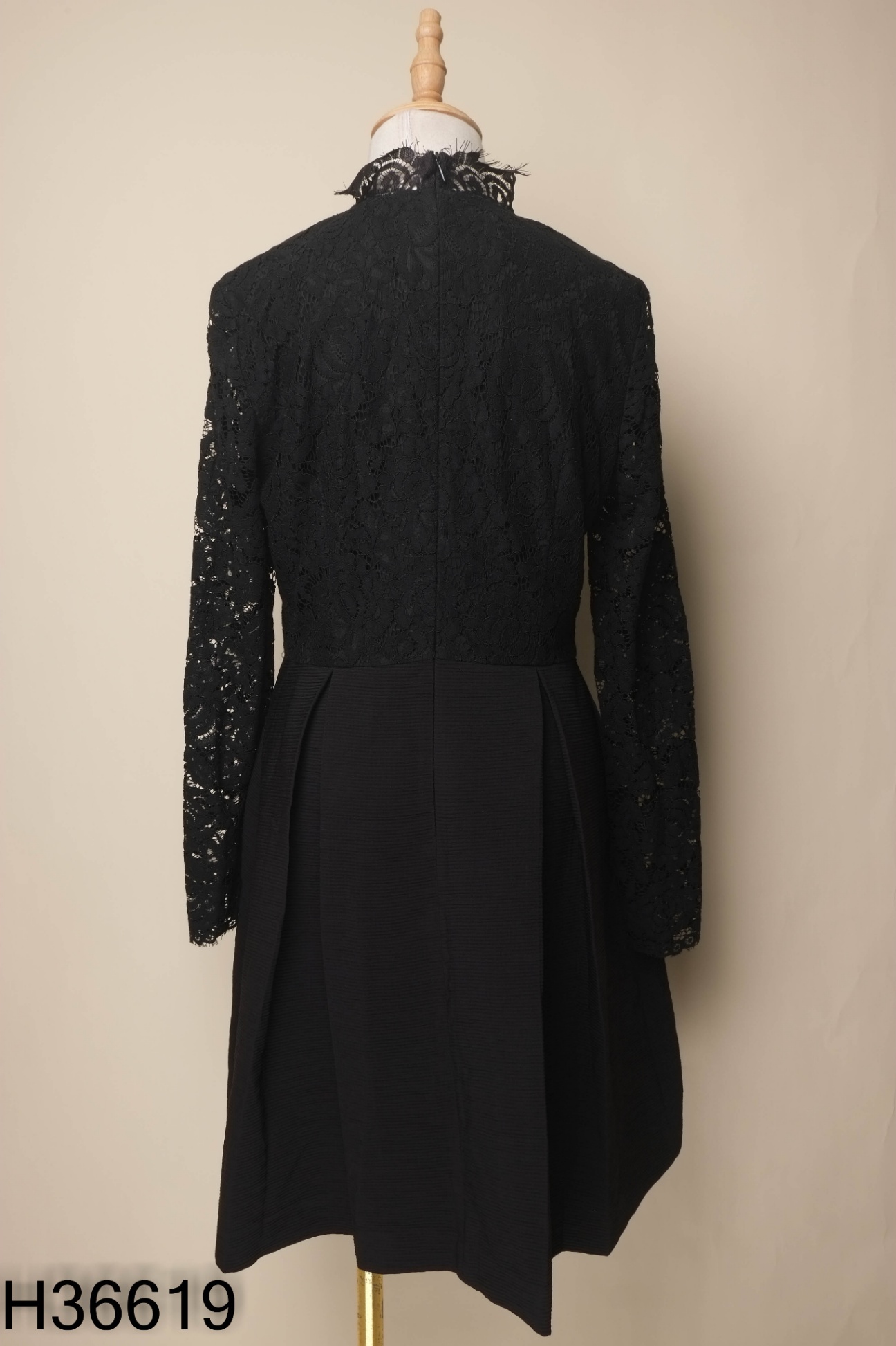 Váy đen IVY MODA xếp ly phối ren