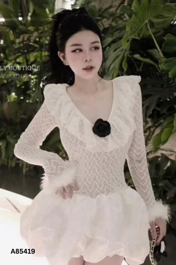 Váy trắng phối ren đính hoa