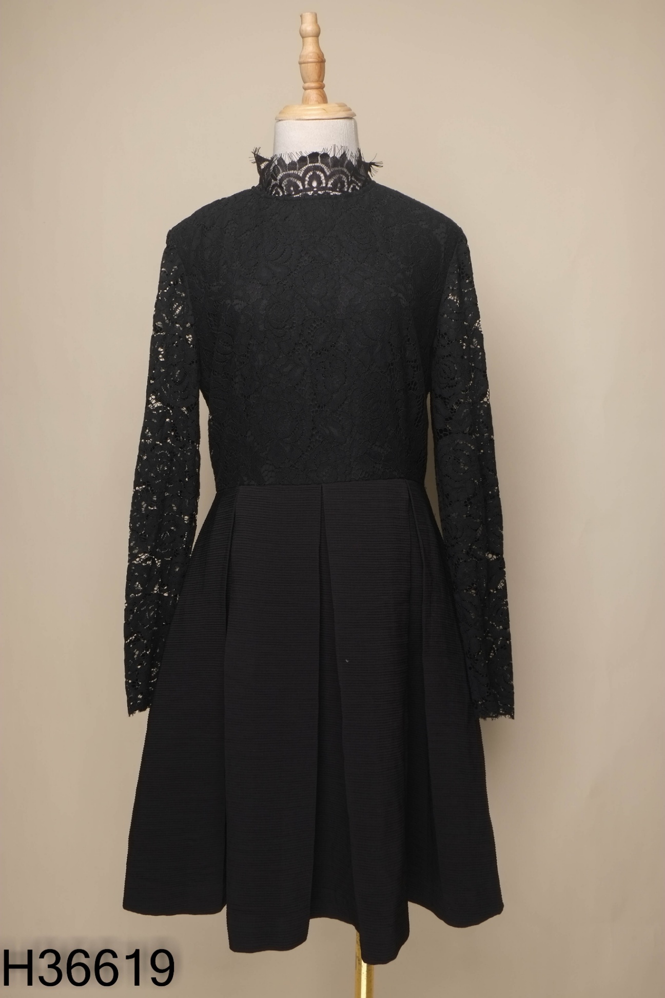Váy đen IVY MODA xếp ly phối ren