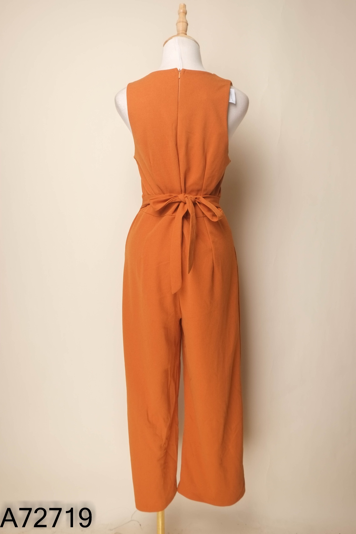 Jumpsuit nâu sát nách