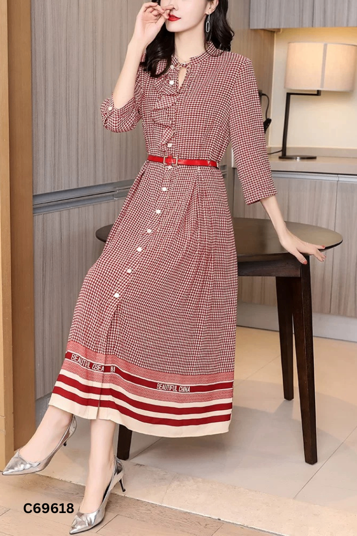 Váy đỏ họa tiết be