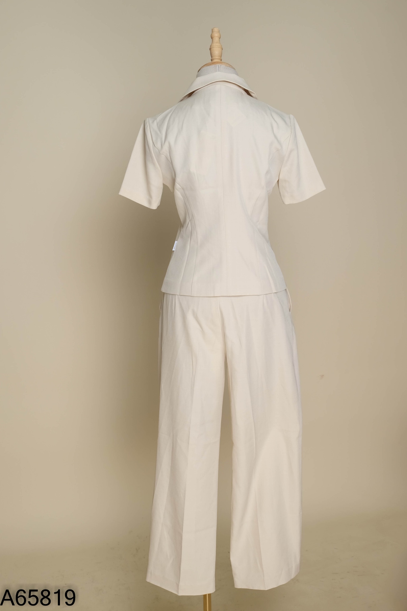 NEWTAG Set Áo be CLAYMORE cổ vest + quần dài