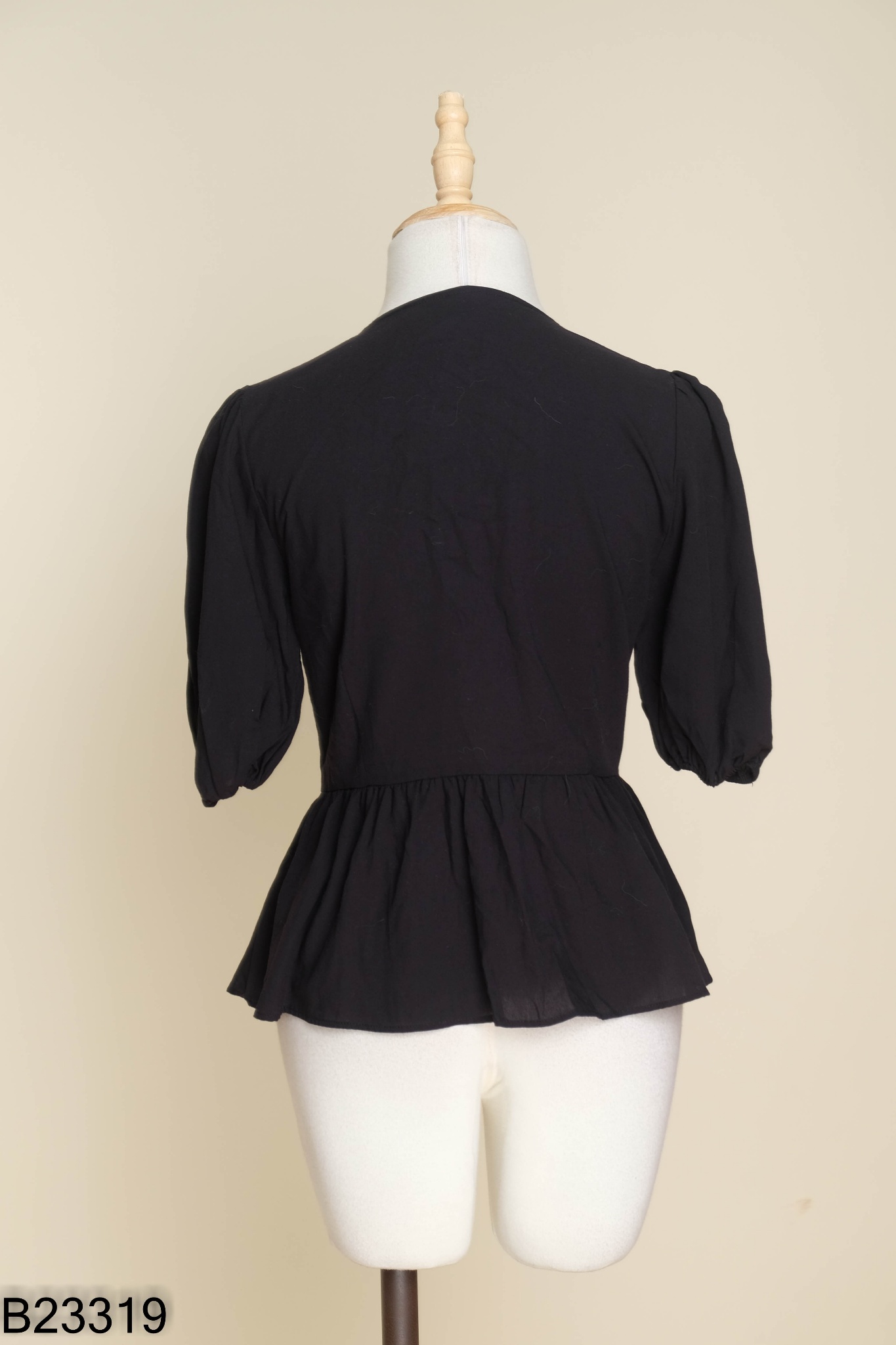Áo đen UNIQLO tay phồng