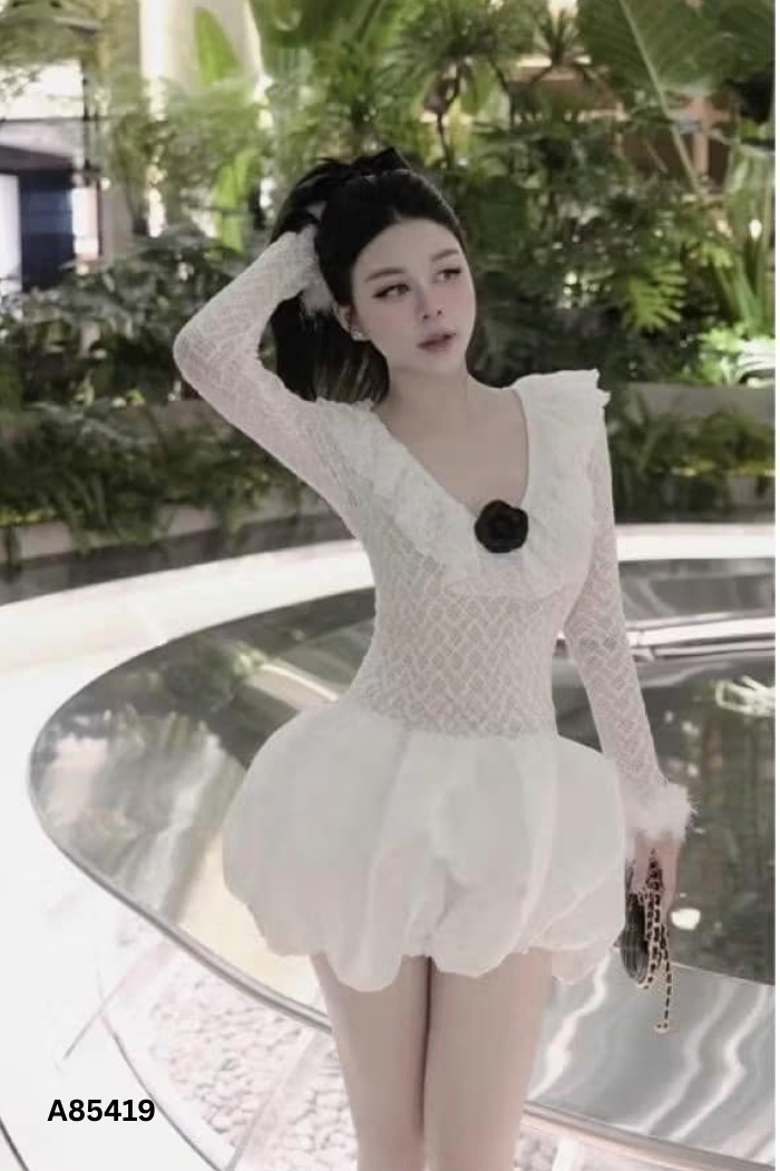 Váy trắng phối ren đính hoa