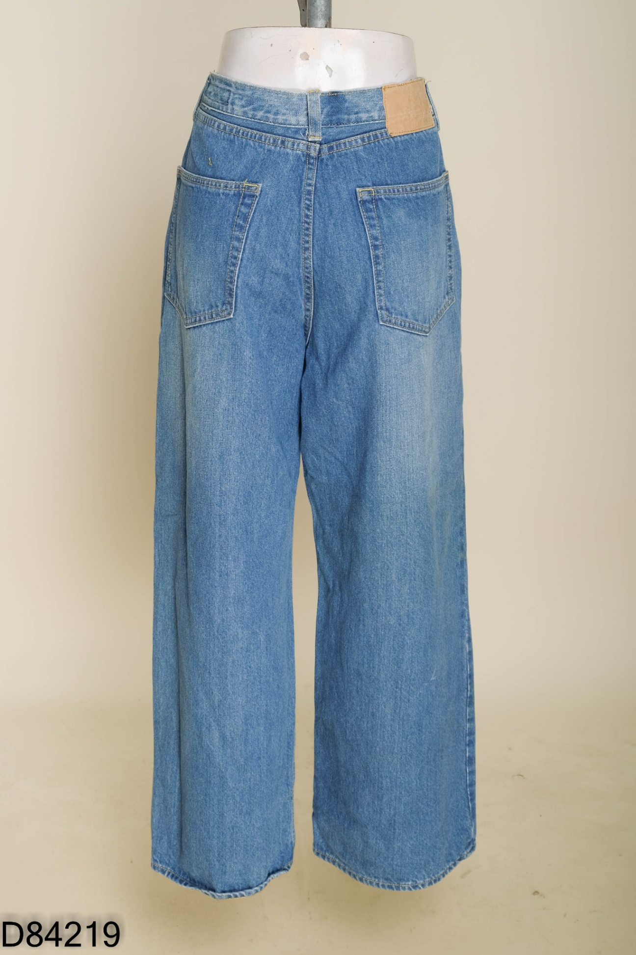 Quần jeans xanh trơn