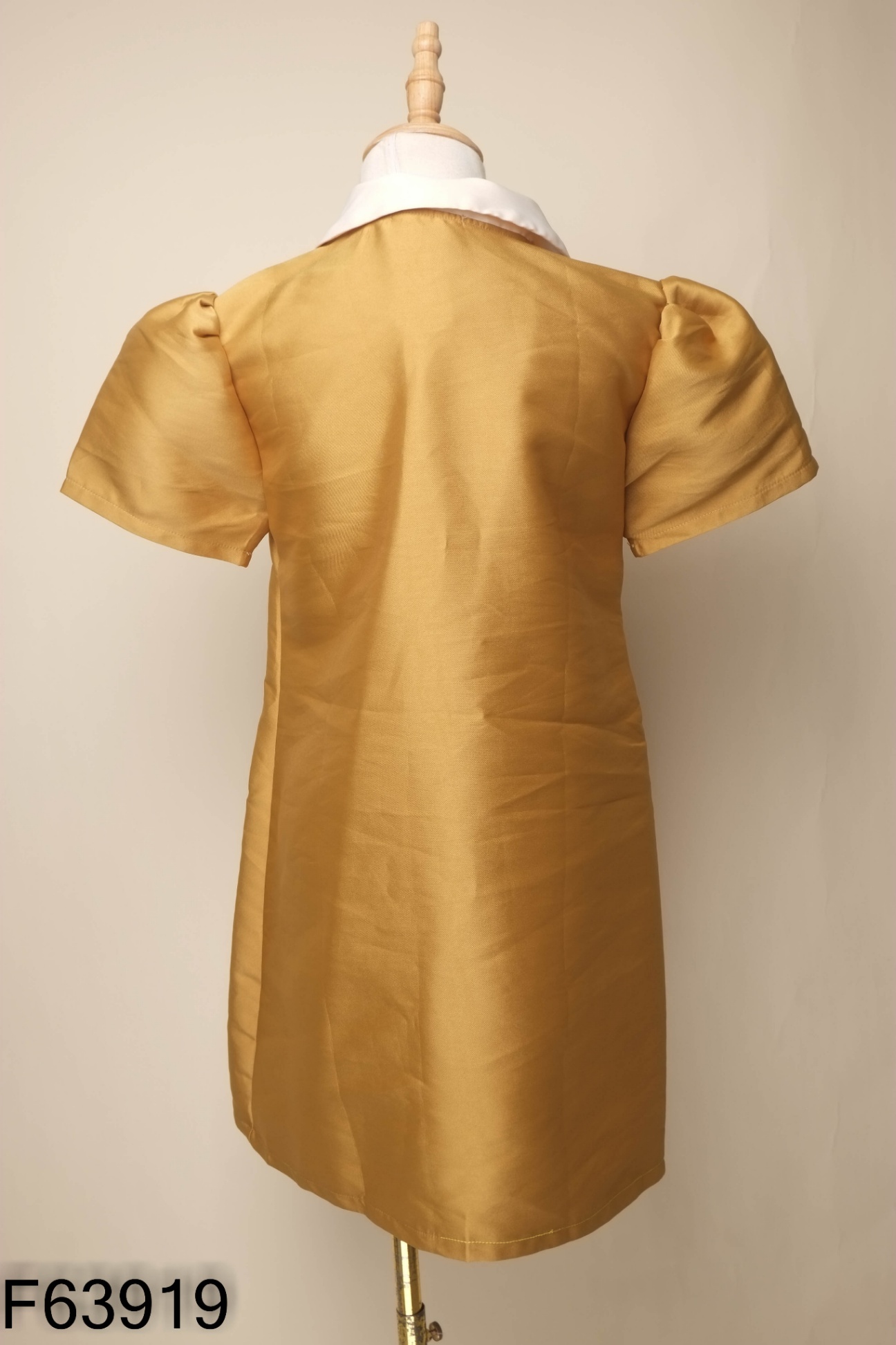 Váy nâu vàng cổ be
