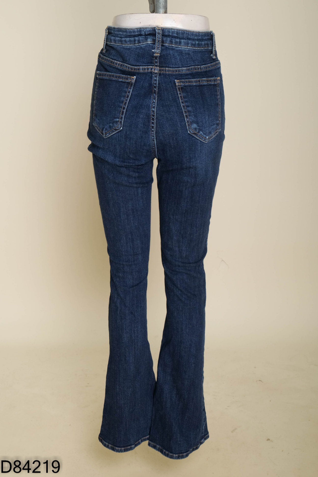 Quần jeans xanh dáng loe