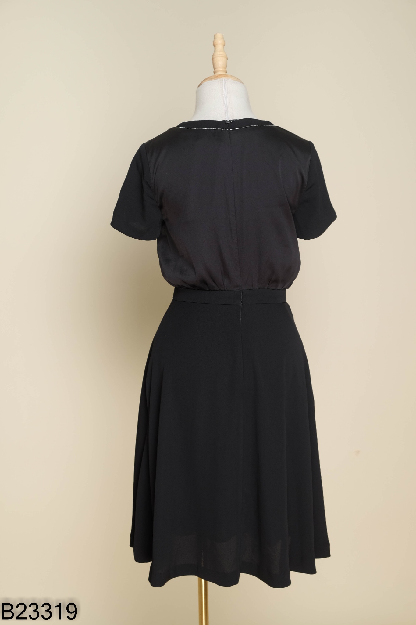 Váy đen IVY MODA cổ viền bạc