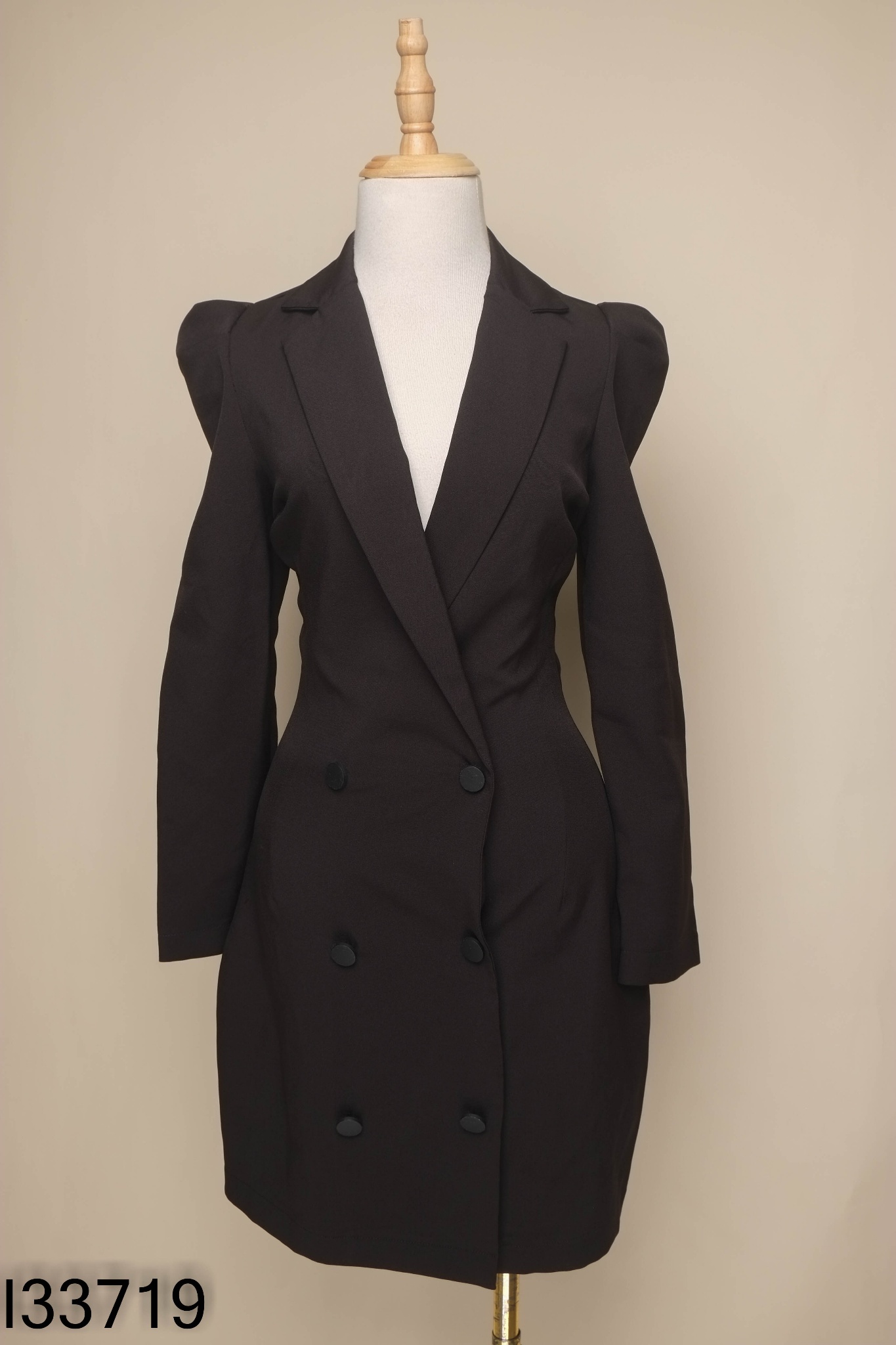 Váy đen cổ vest