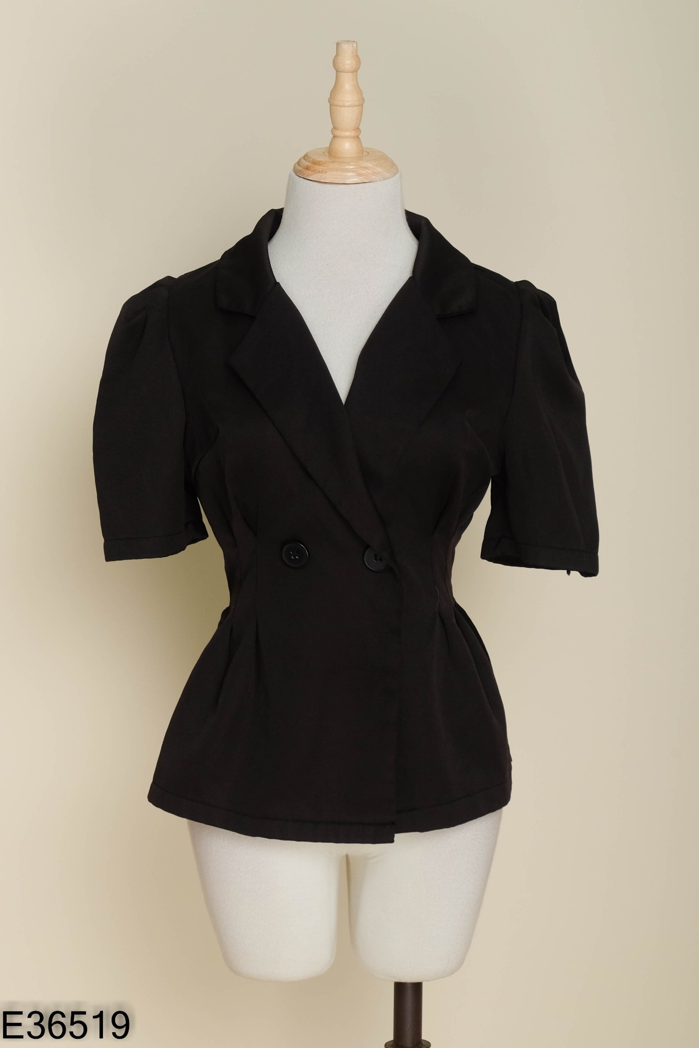Áo đen cổ vest