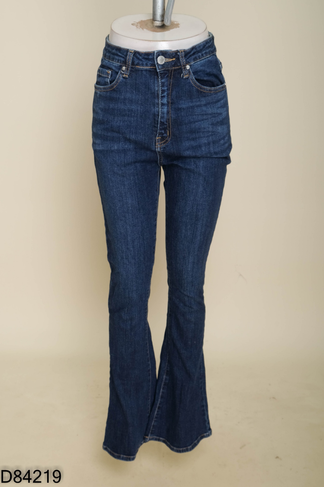 Quần jeans xanh dáng loe