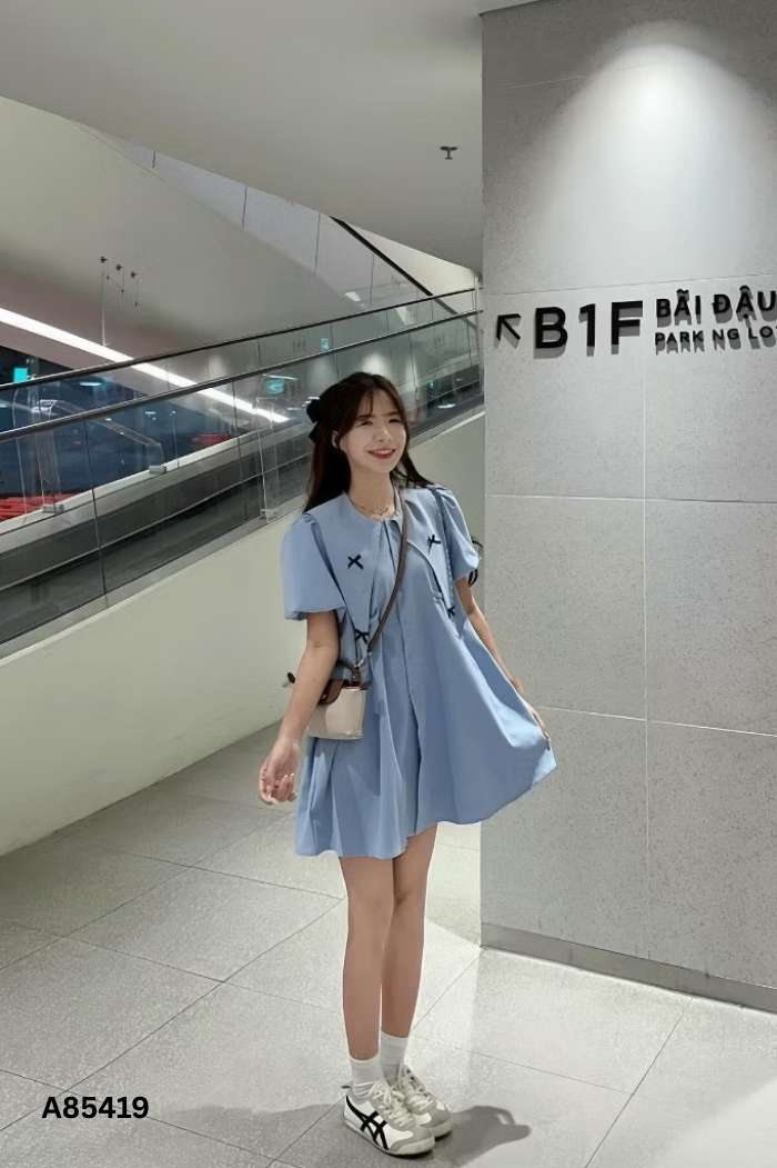 Váy xanh đính nơ đen