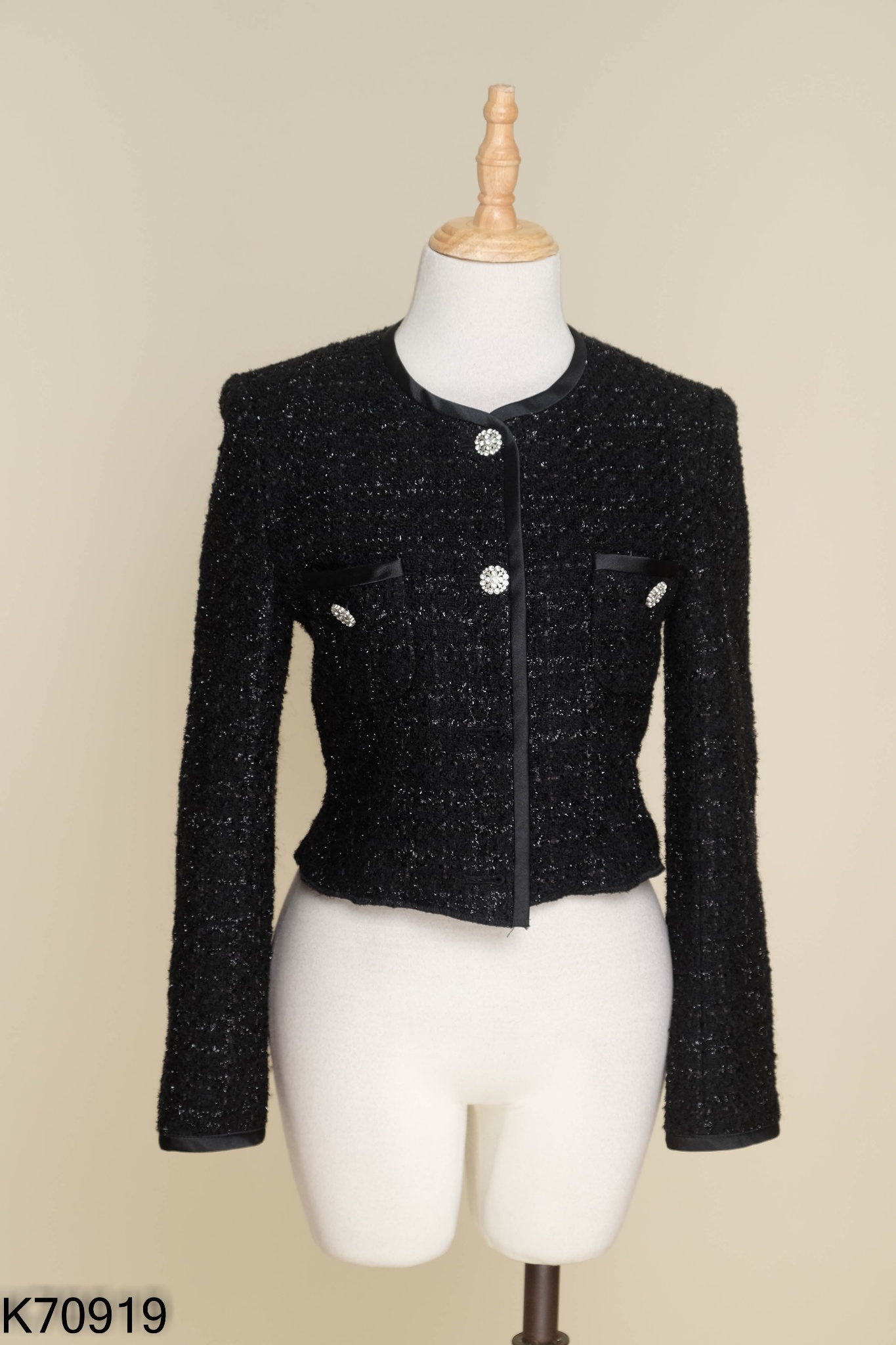 Áo đen dạ tweed SIXDO cúc đá