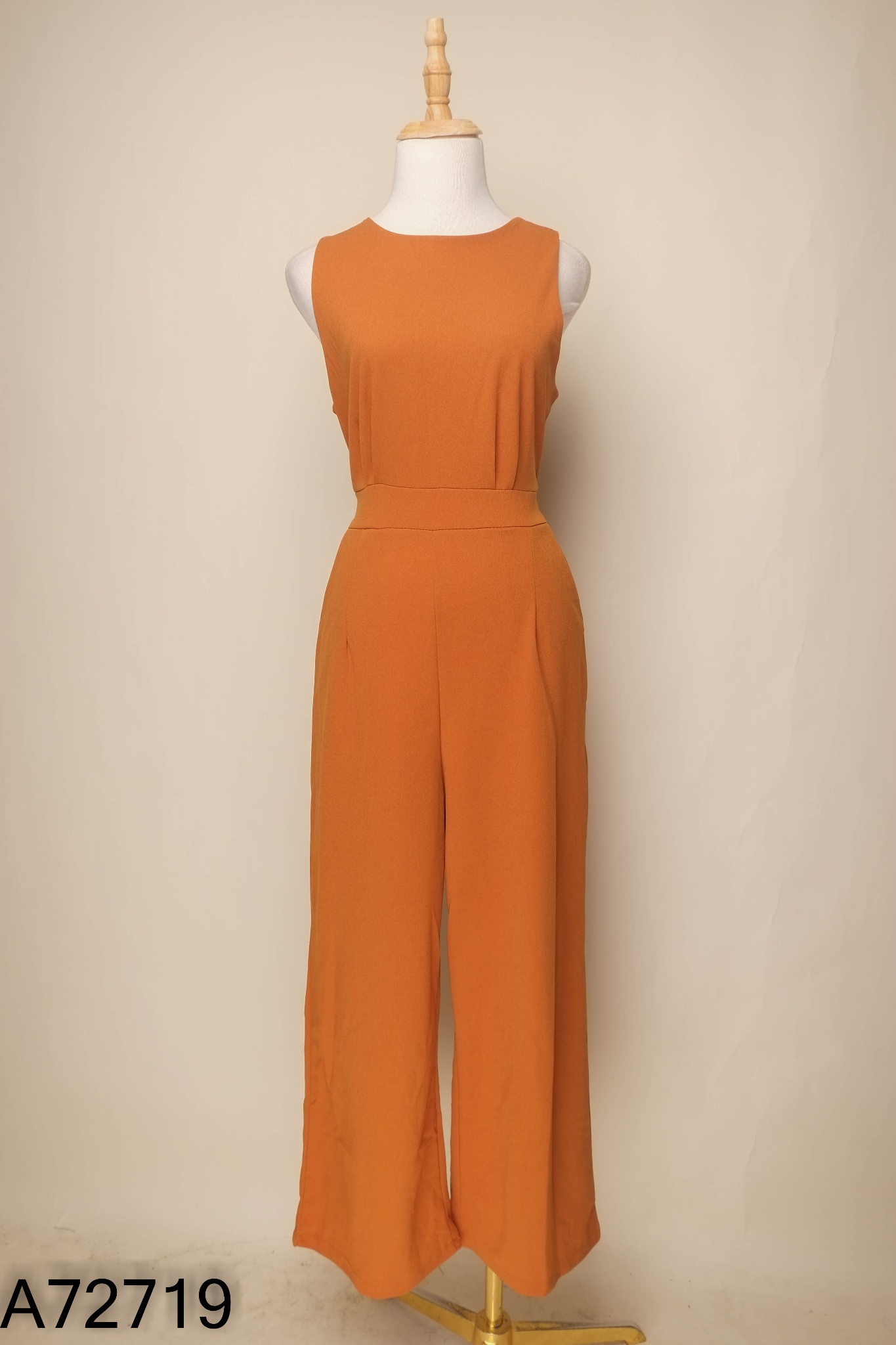 Jumpsuit nâu sát nách