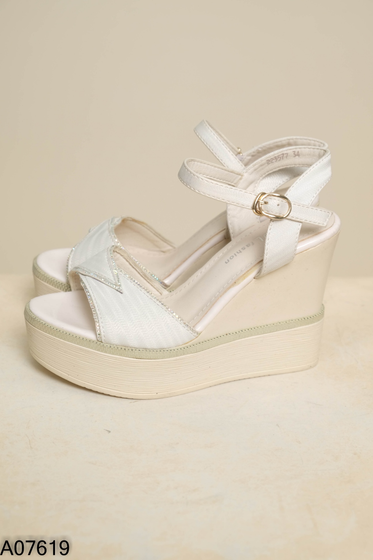 Sandals đế xuồng be đính đá