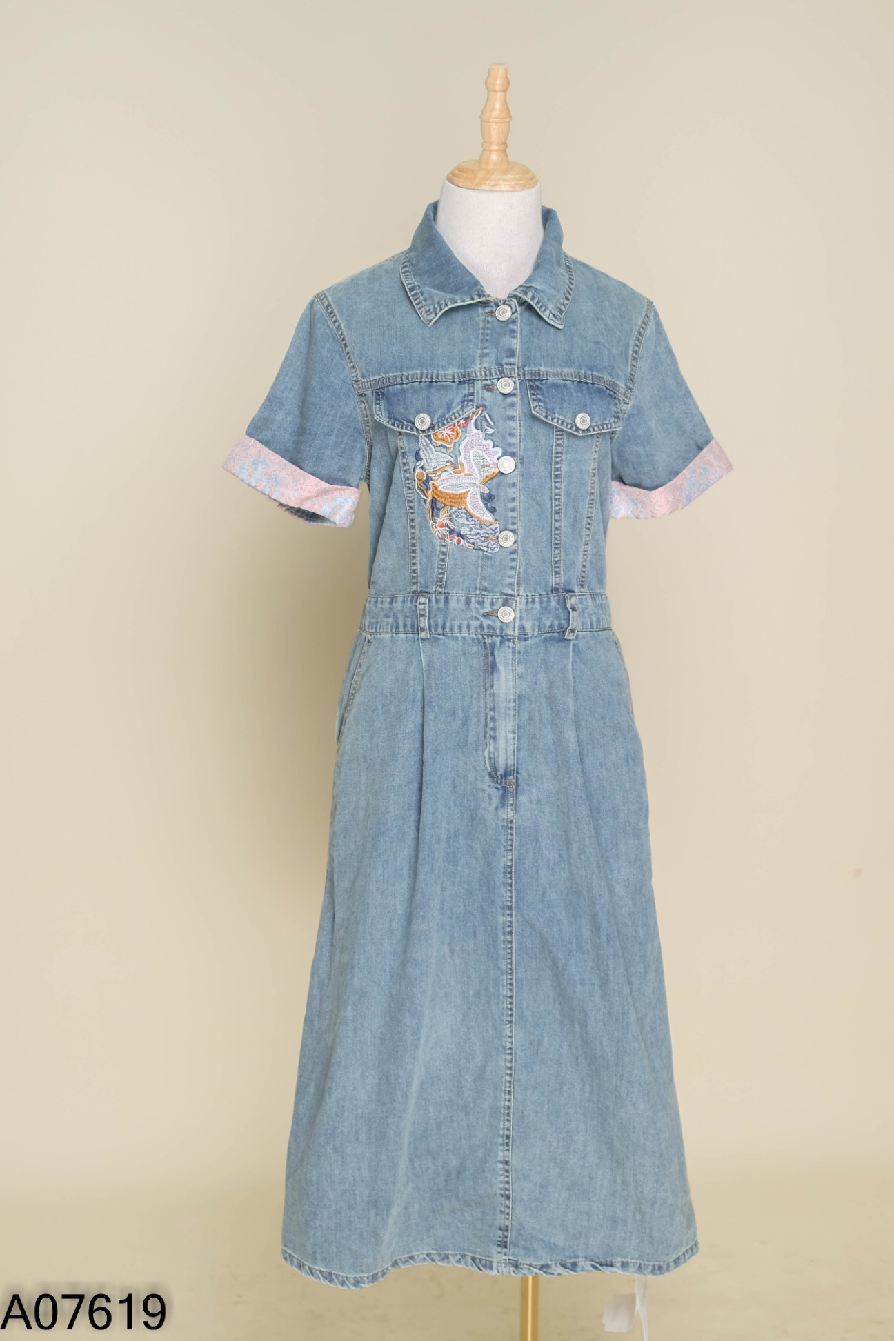 NEWTAG Váy jeans xanh thêu hình