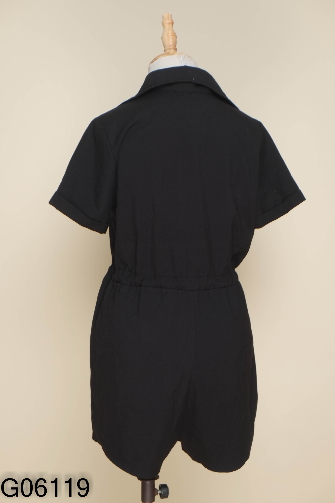 Jumpsuits đen cổ sơ mi quần short