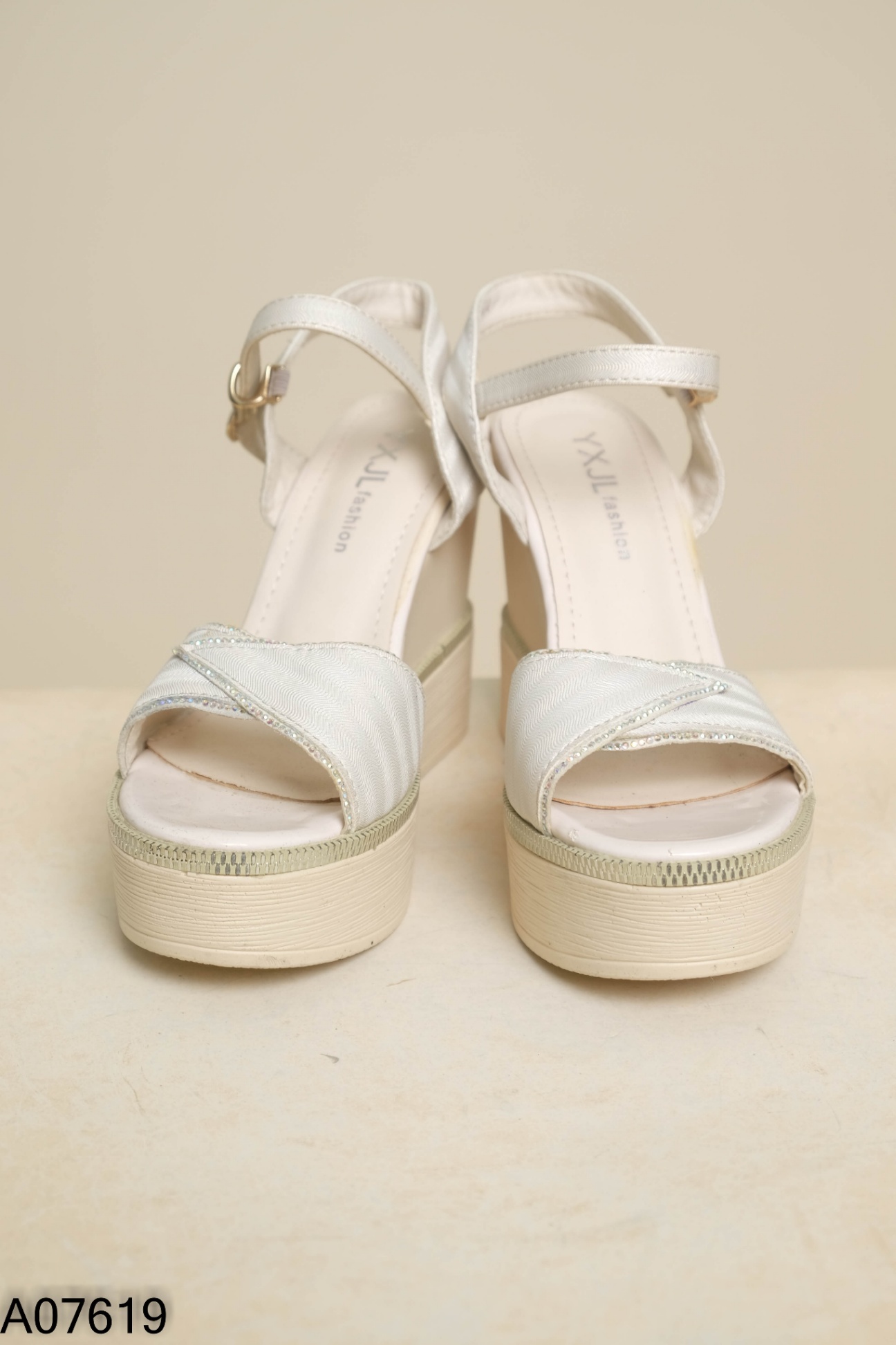 Sandals đế xuồng be đính đá