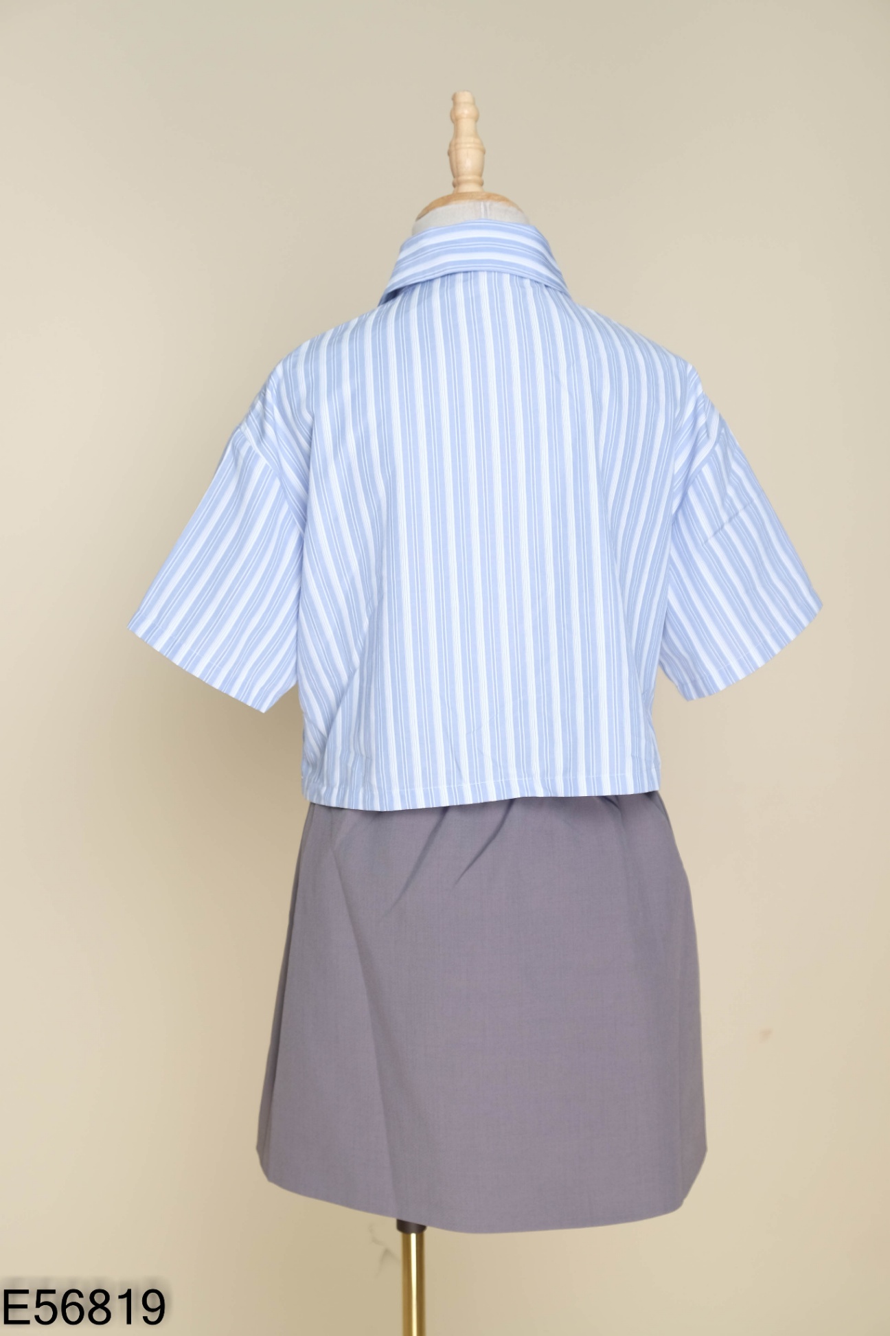 Váy xanh sọc trắng phối xám