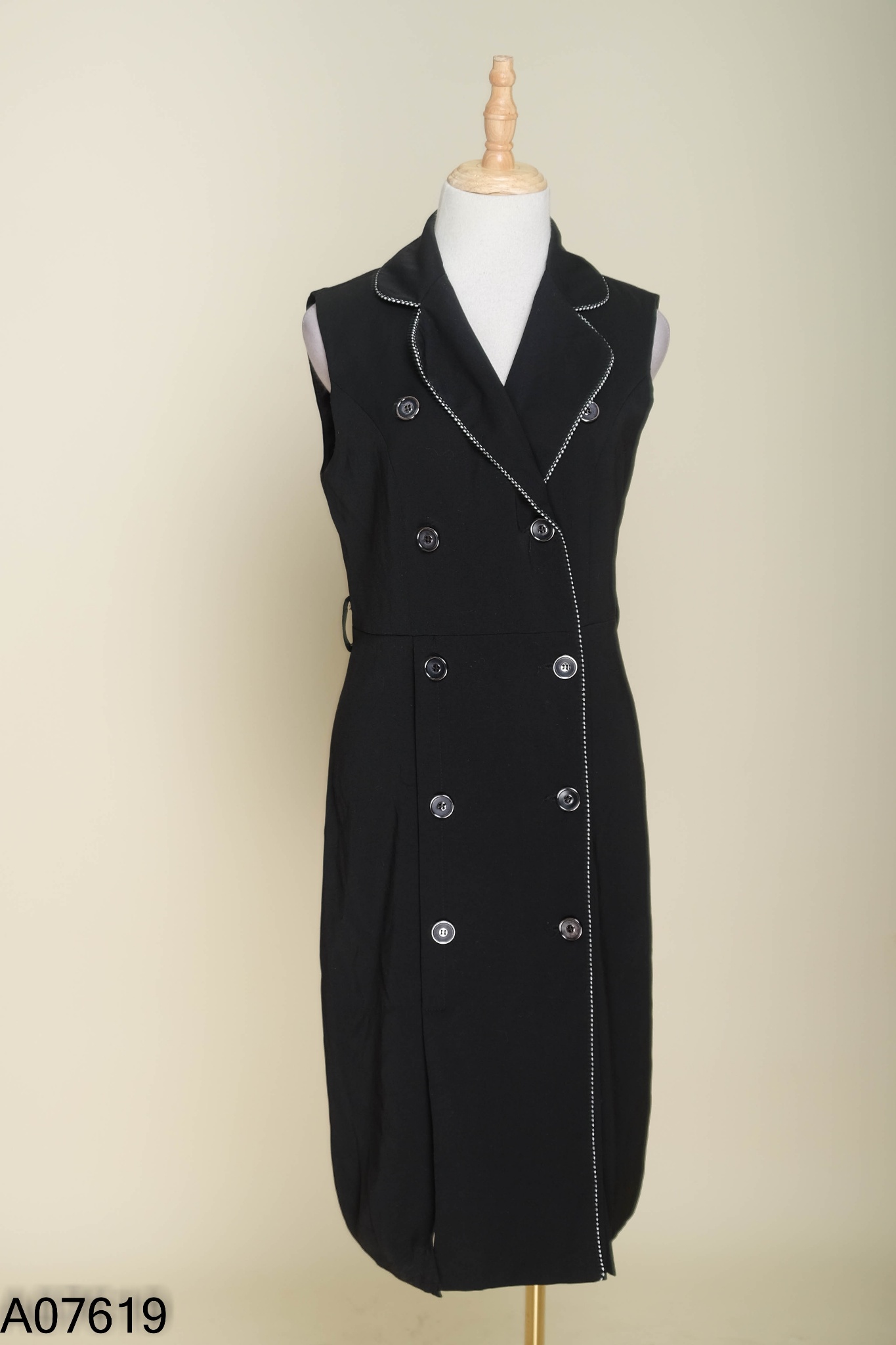 Váy đen sát nách cổ vest viền