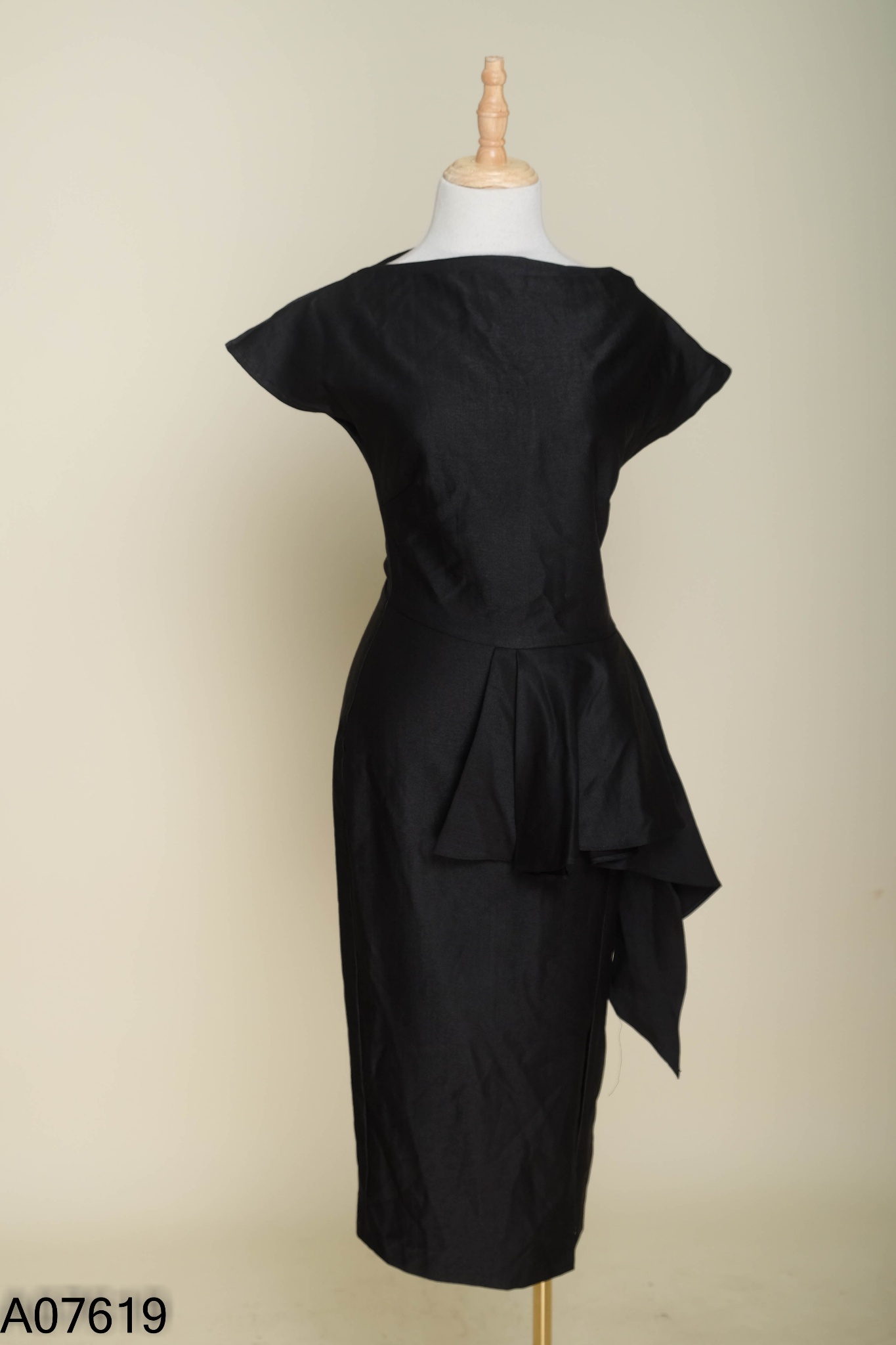 Váy BEE WOOD COSTUME đen sát nách