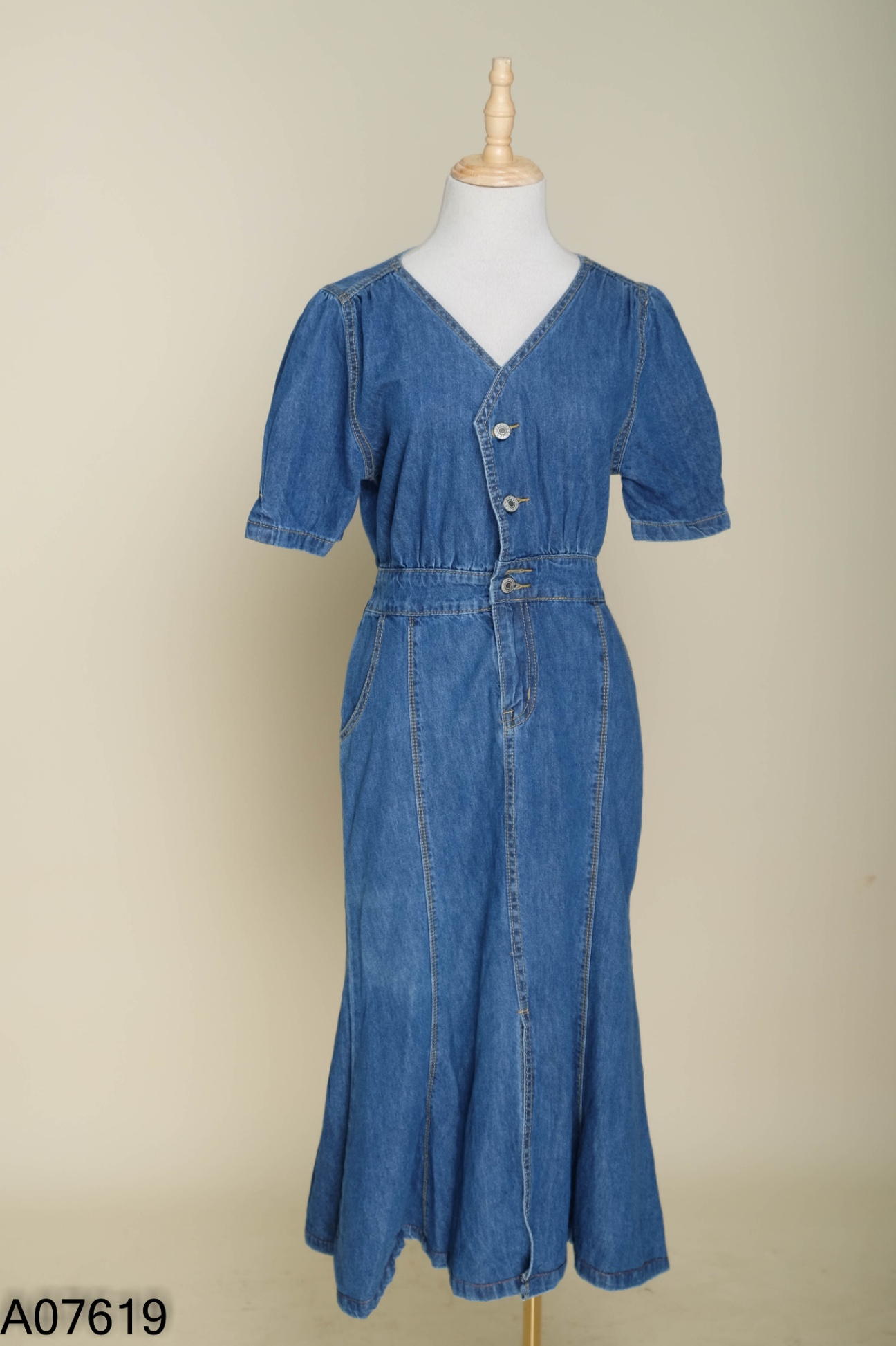 Váy jeans xanh cài khuy