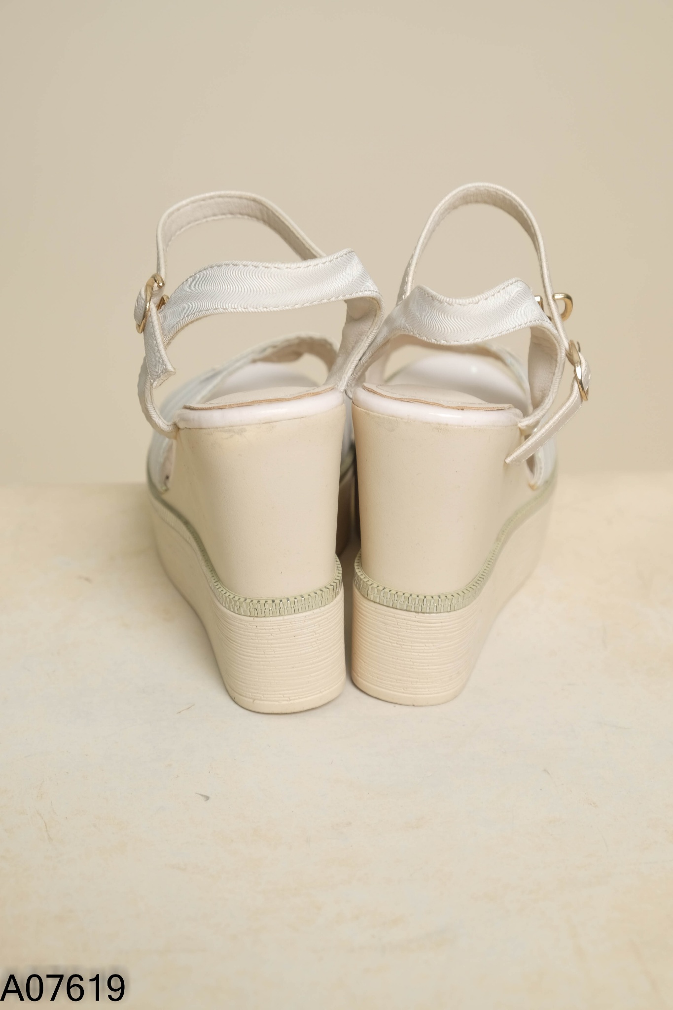 Sandals đế xuồng be đính đá