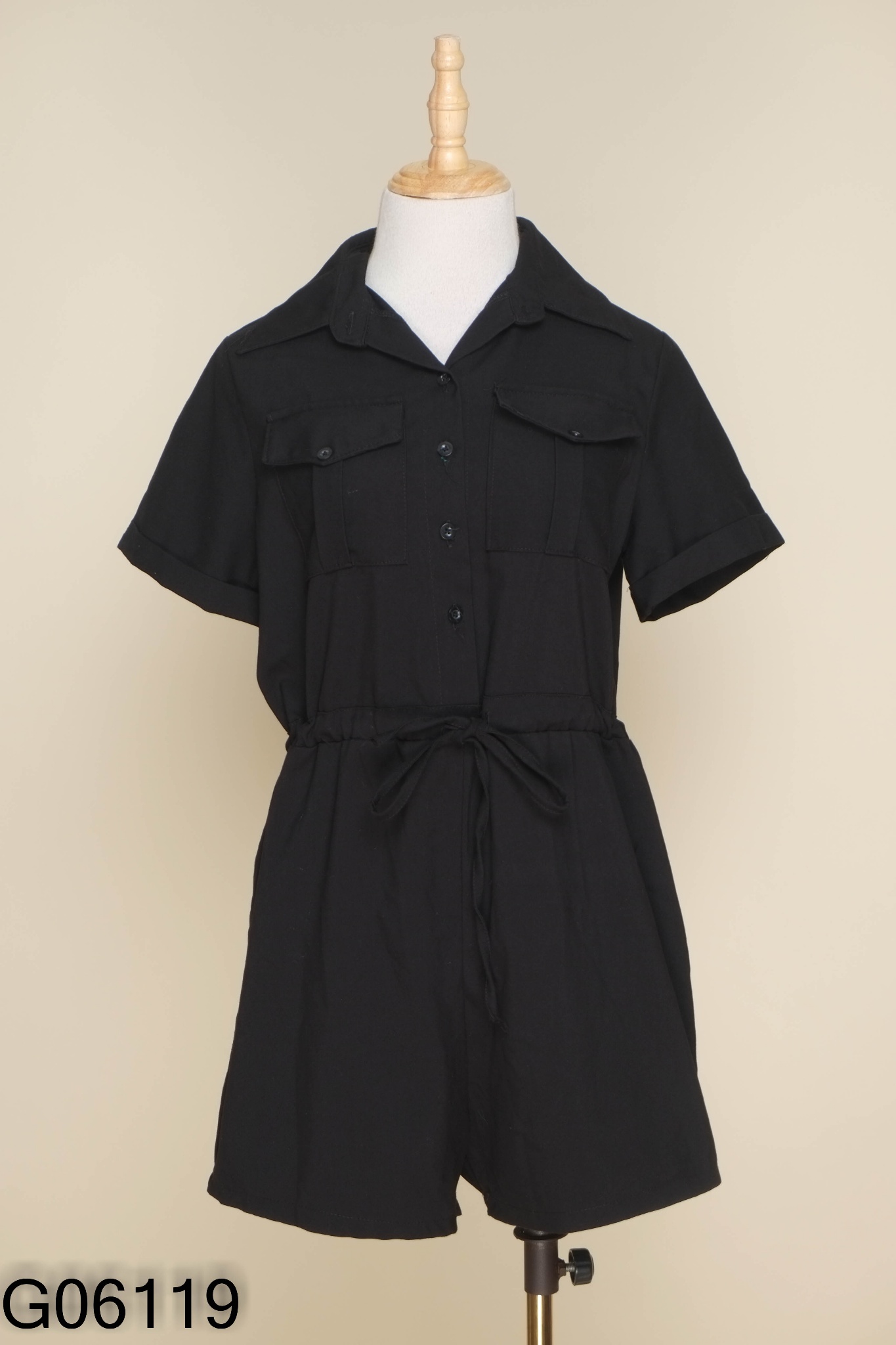 Jumpsuits đen cổ sơ mi quần short