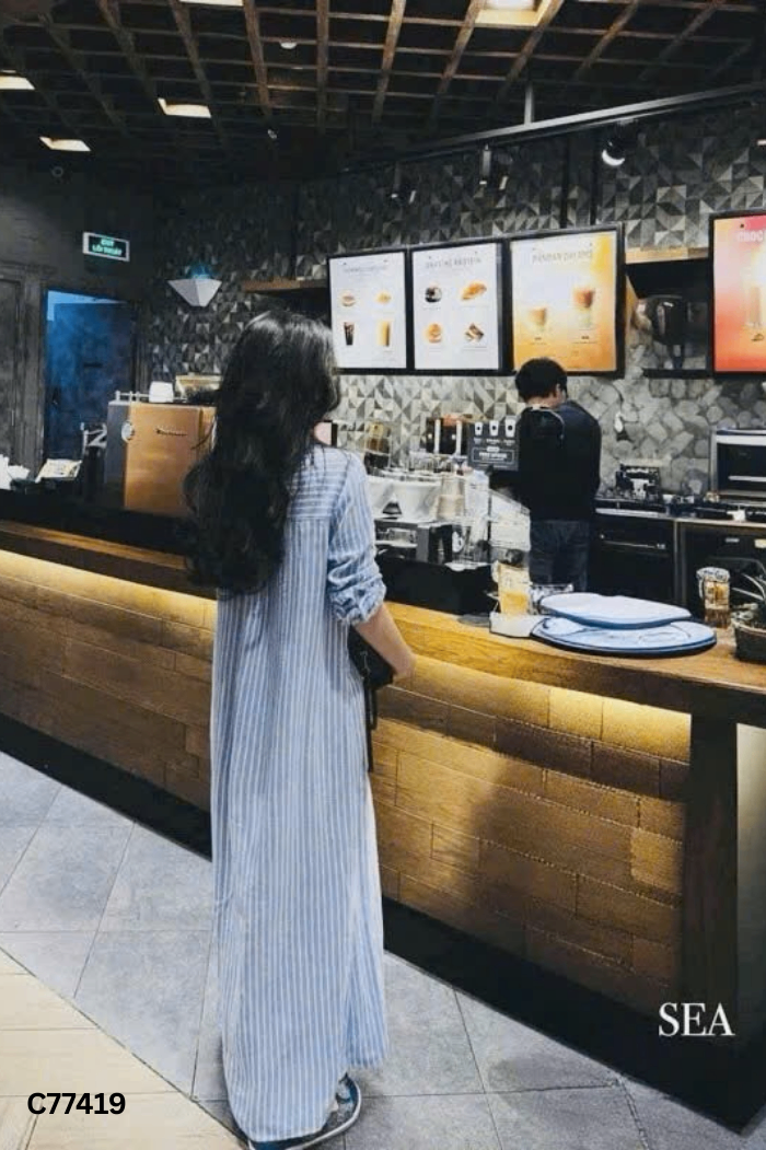 Váy sơ mi xanh kẻ trắng