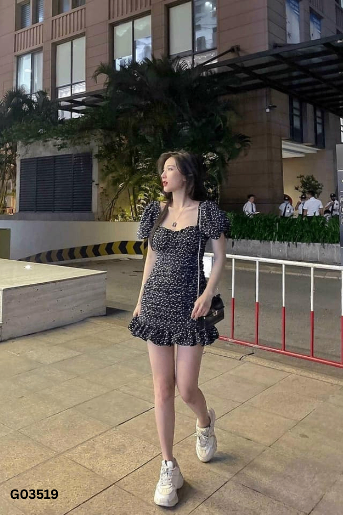 Váy đen dúm họa tiết