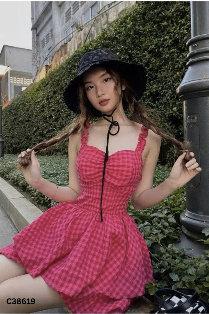Jumpsuit hồng kẻ caro đỏ