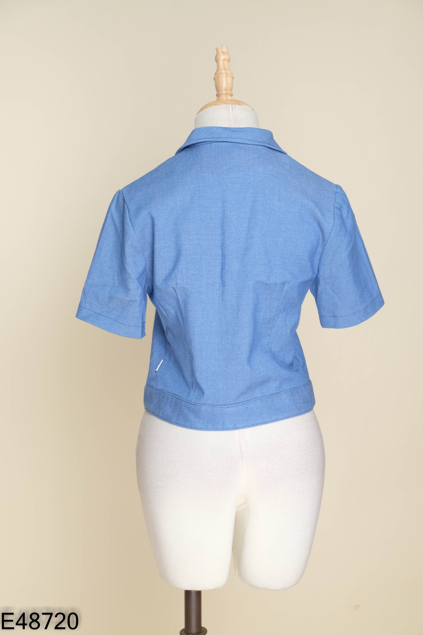 Áo xanh phối cổ vest cúc gỗ