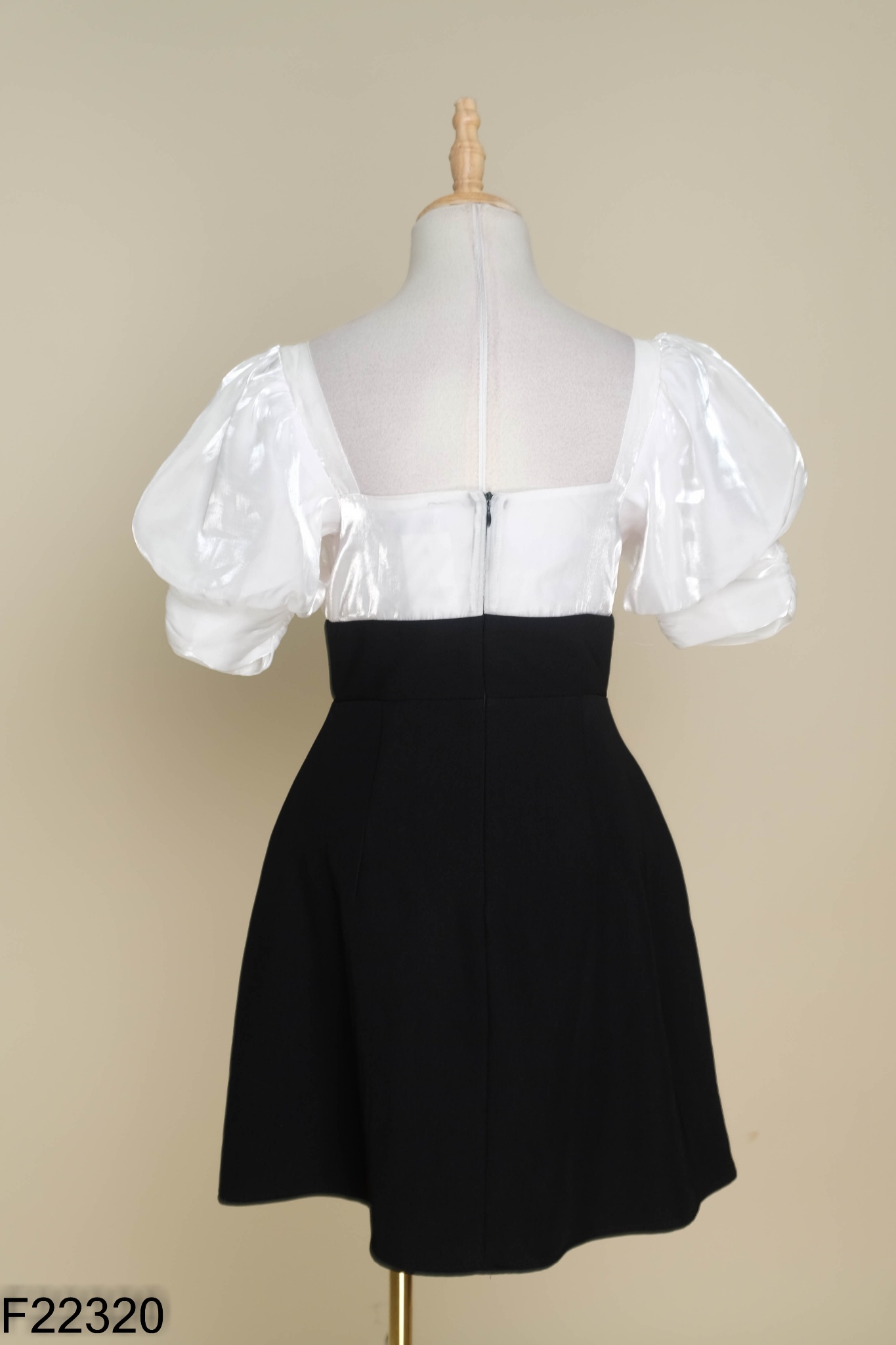 Váy đen RECHIC phối tay organza trắng