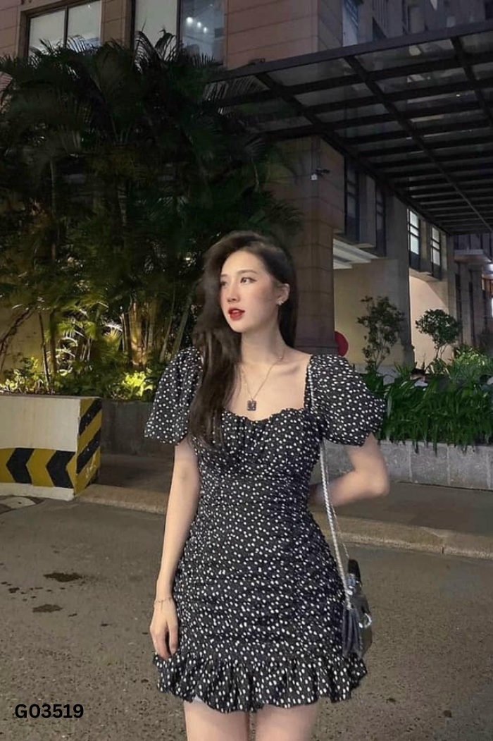 Váy đen dúm họa tiết