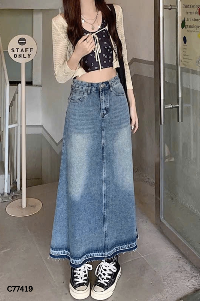 Chân váy jeans xanh cắt gấu