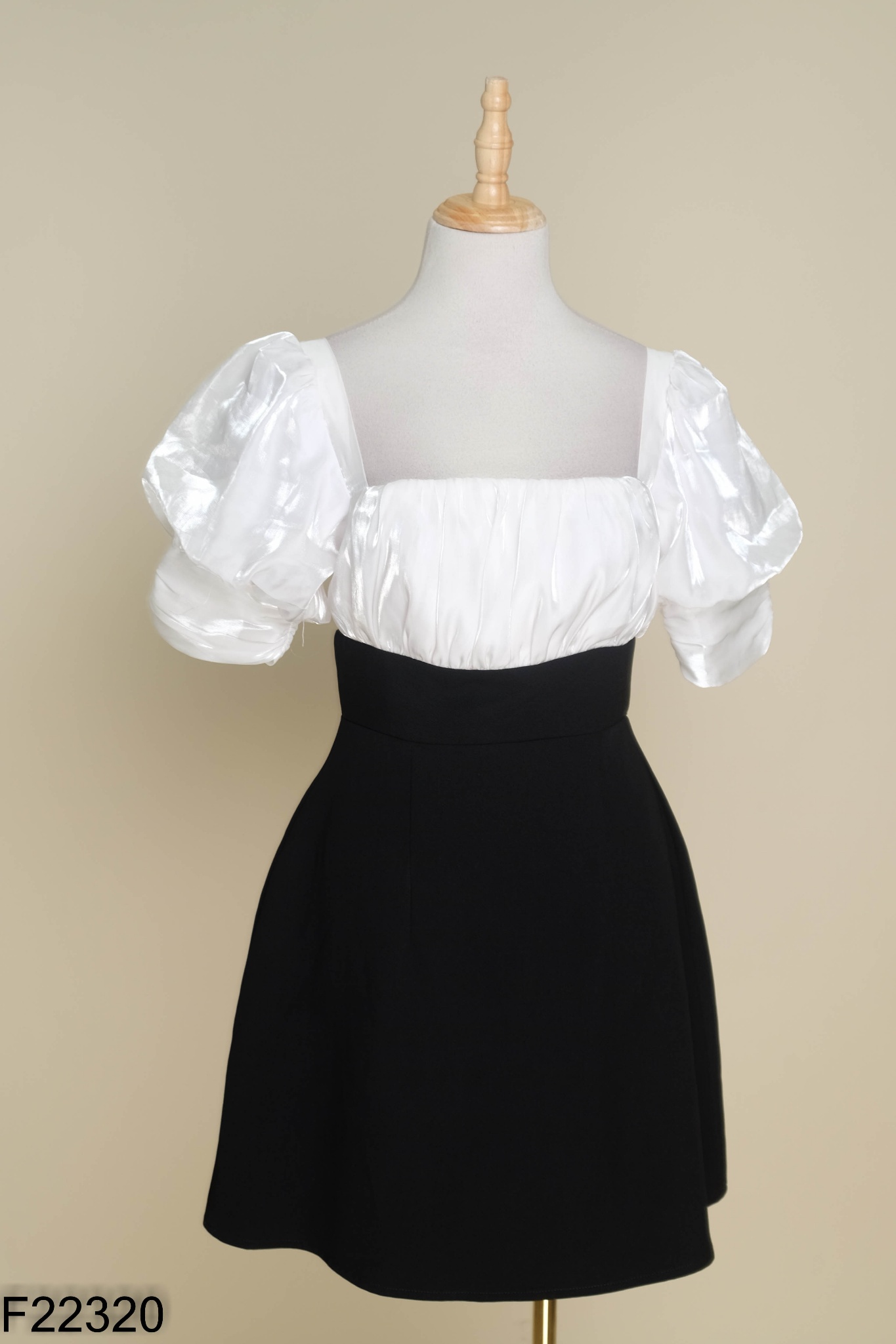 Váy đen RECHIC phối tay organza trắng