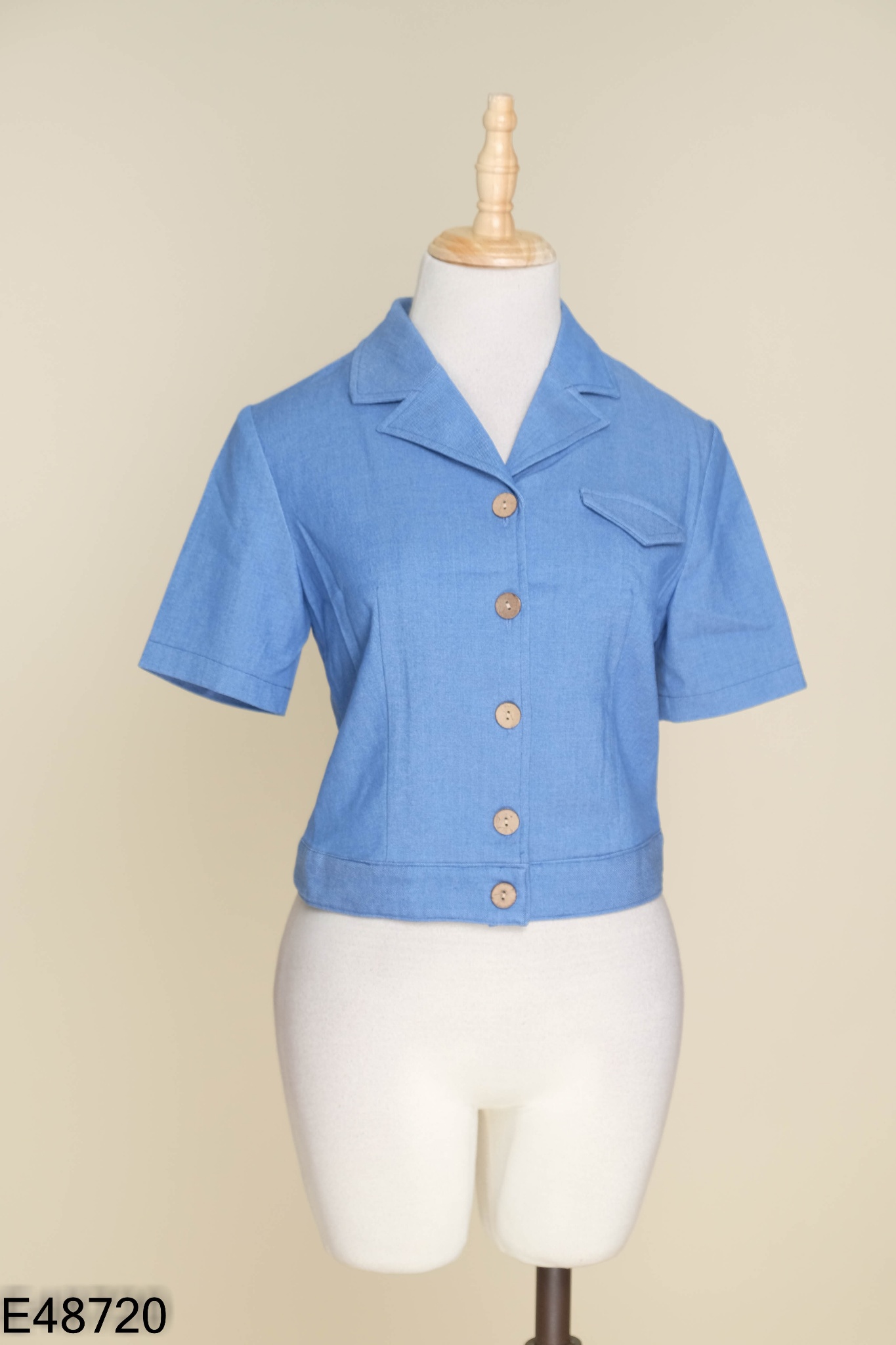 Áo xanh phối cổ vest cúc gỗ