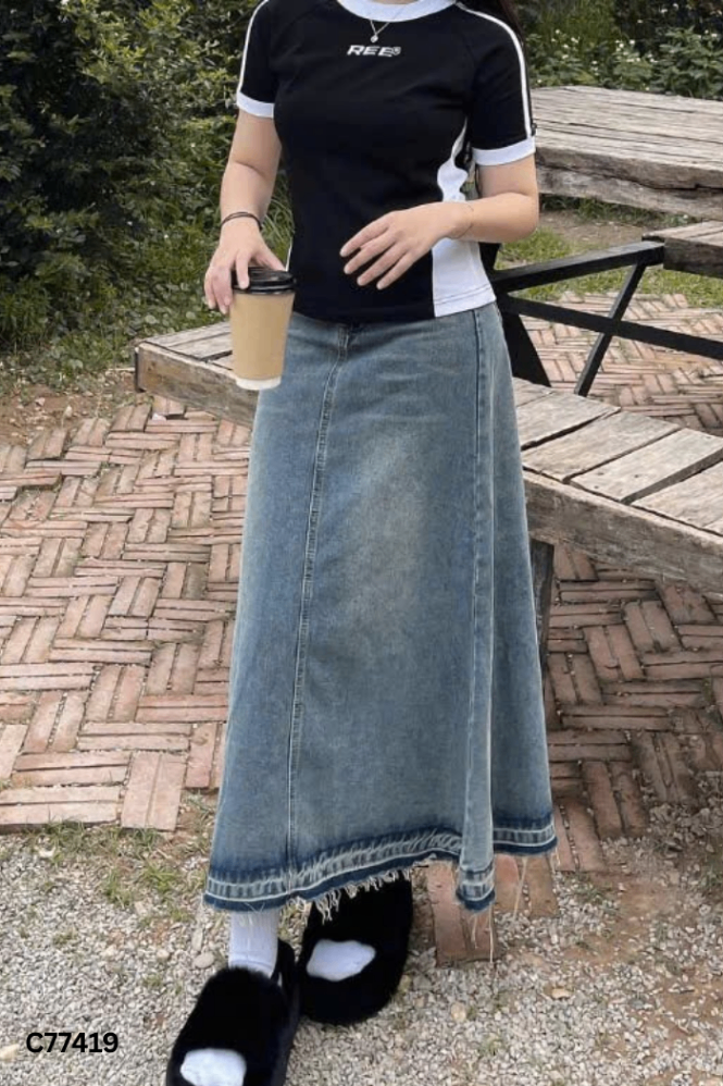 Chân váy jeans xanh cắt gấu