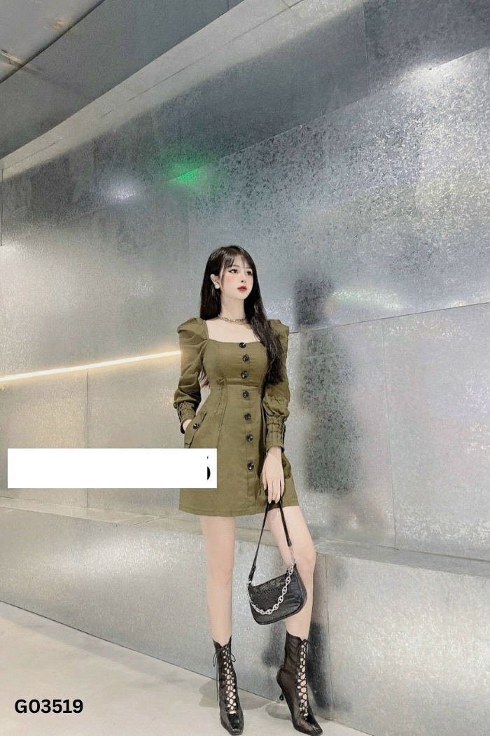 Váy xanh phối cúc den