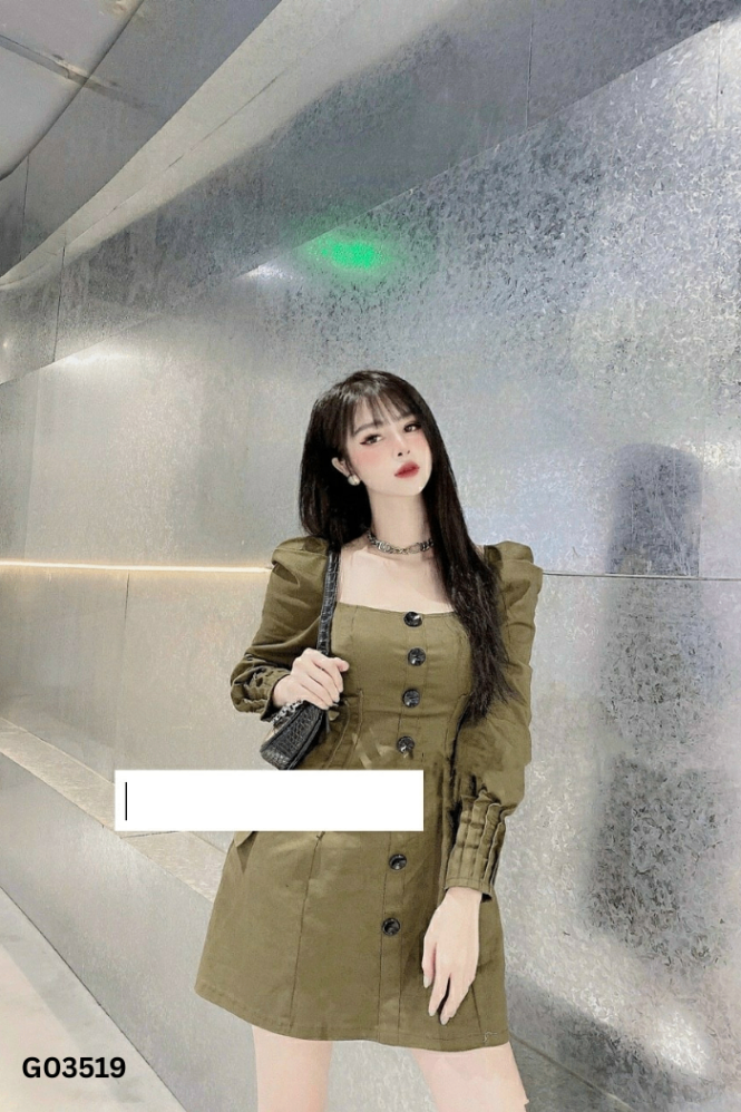Váy xanh phối cúc den