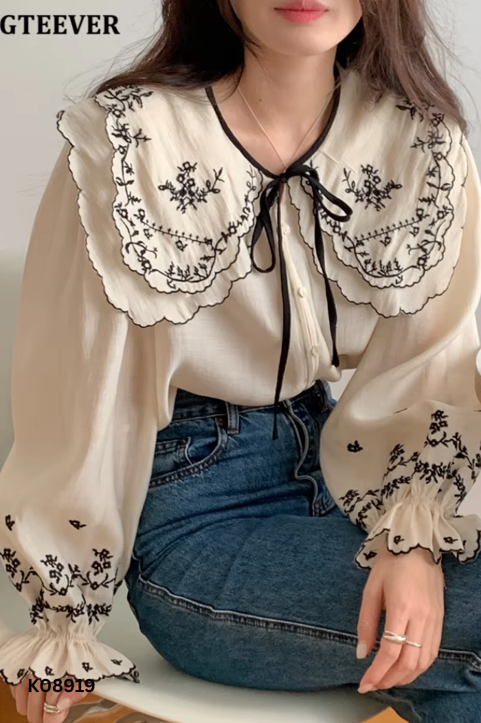 Áo sơ mi be cổ thêu đen