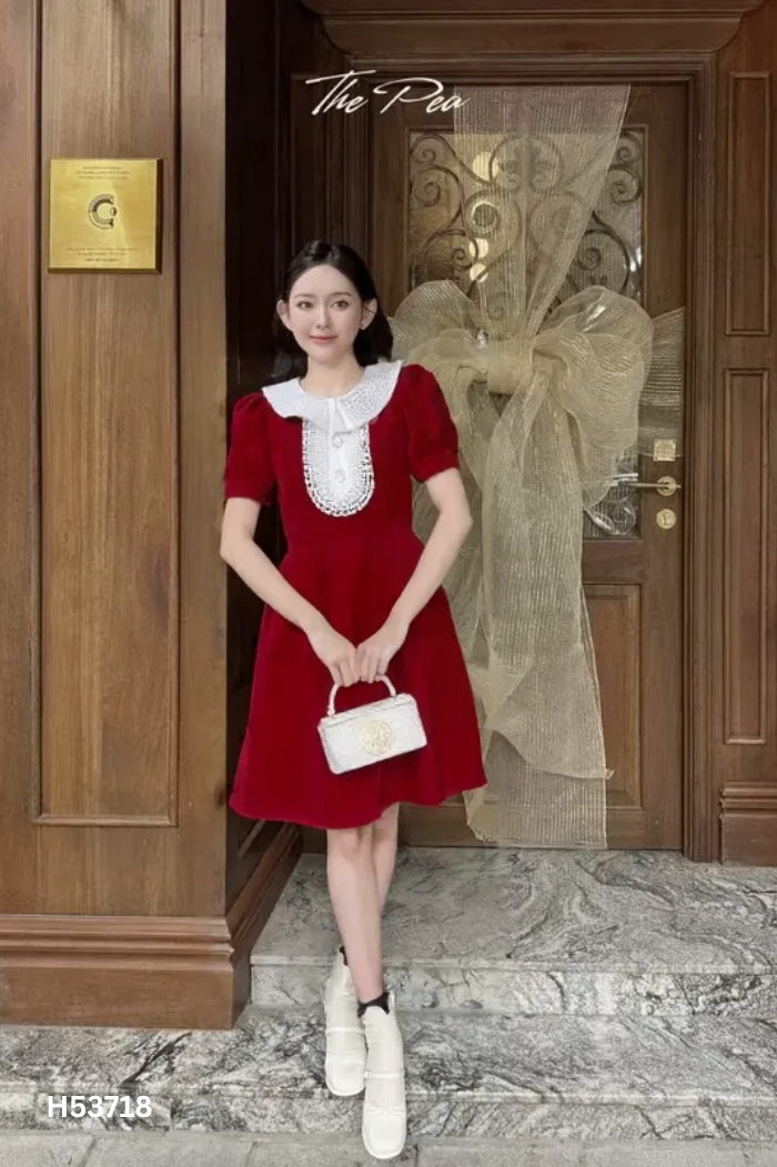 Váy nhung đỏ ren trắng