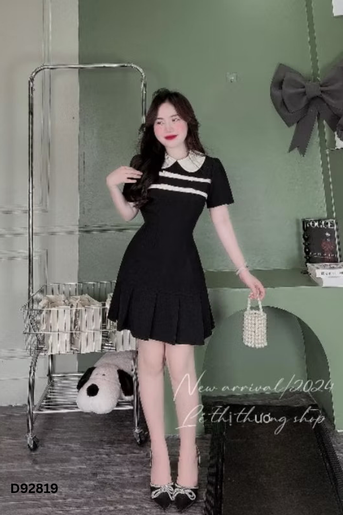 Váy đen đính nơ trắng