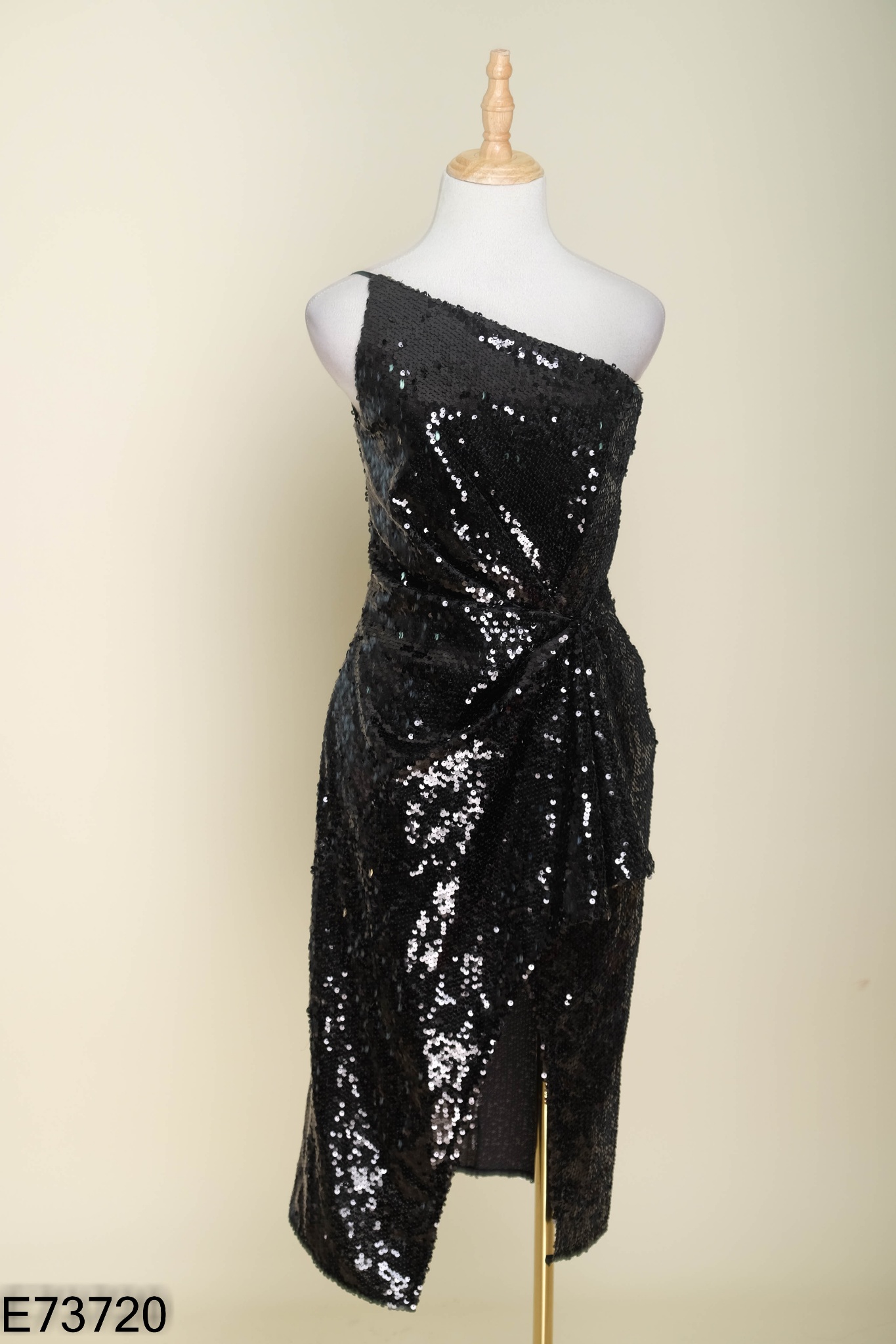 Váy đen đính cườm SENORA BY IVY MODA lệch vai