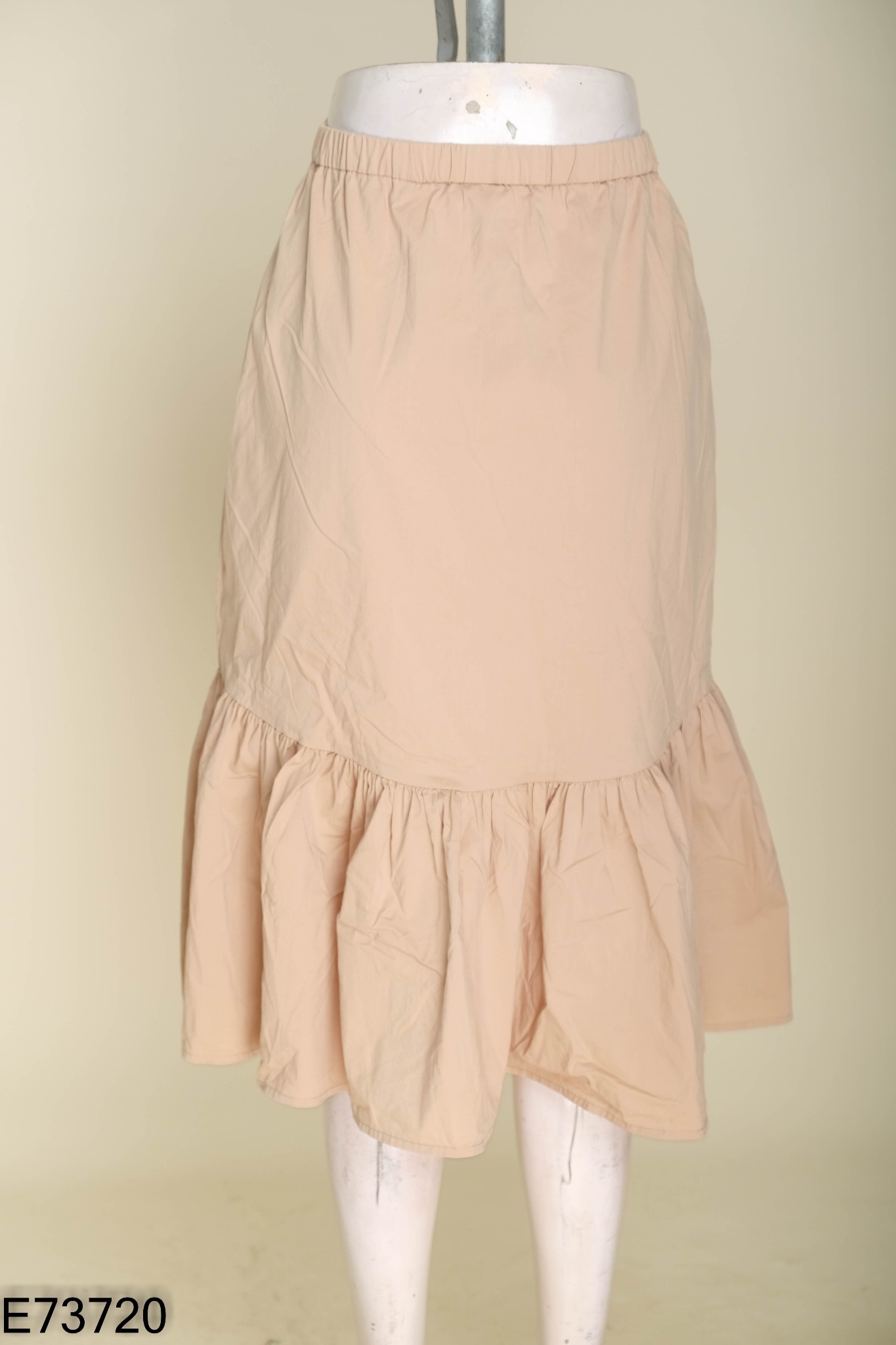 Chân váy be IVY MODA phối cúc bọc