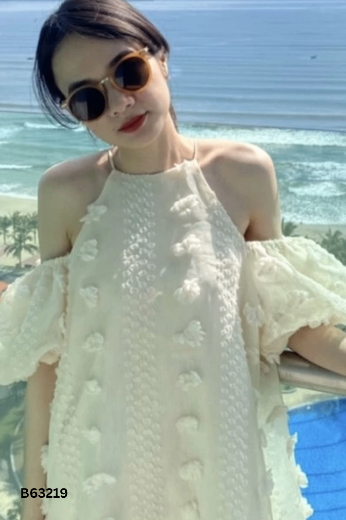 Váy trắng hở vai đính hoa