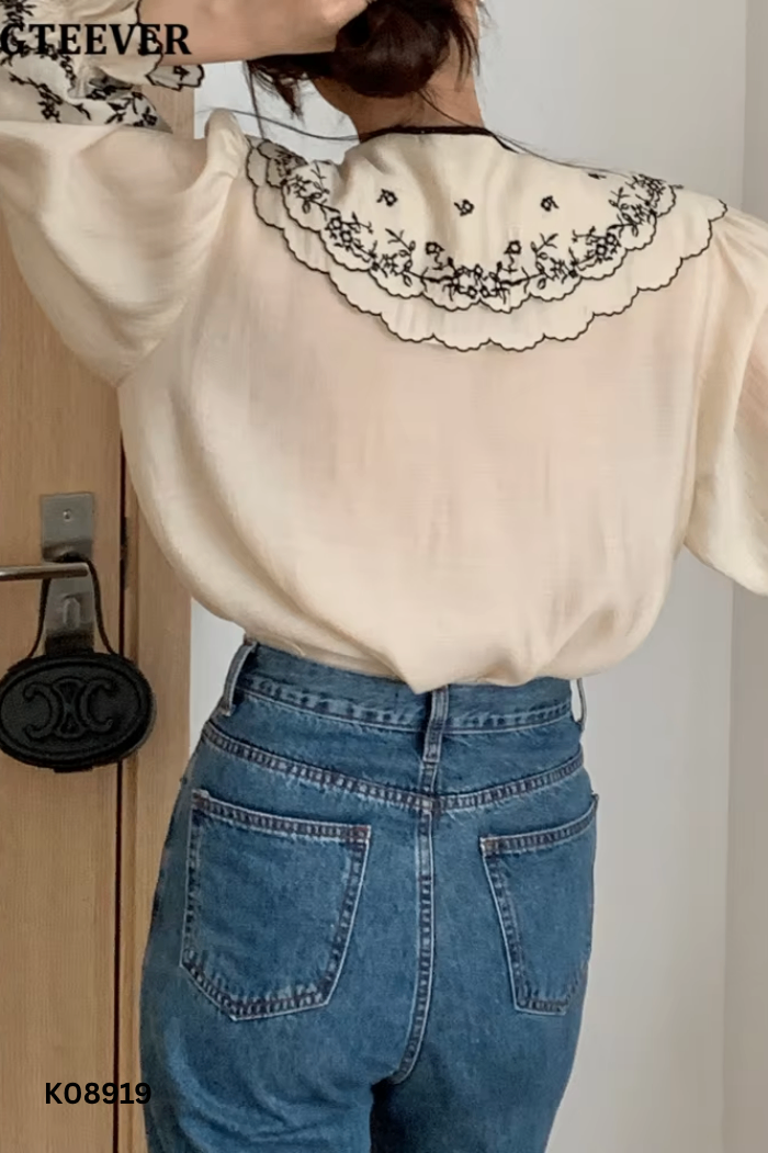 Áo sơ mi be cổ thêu đen