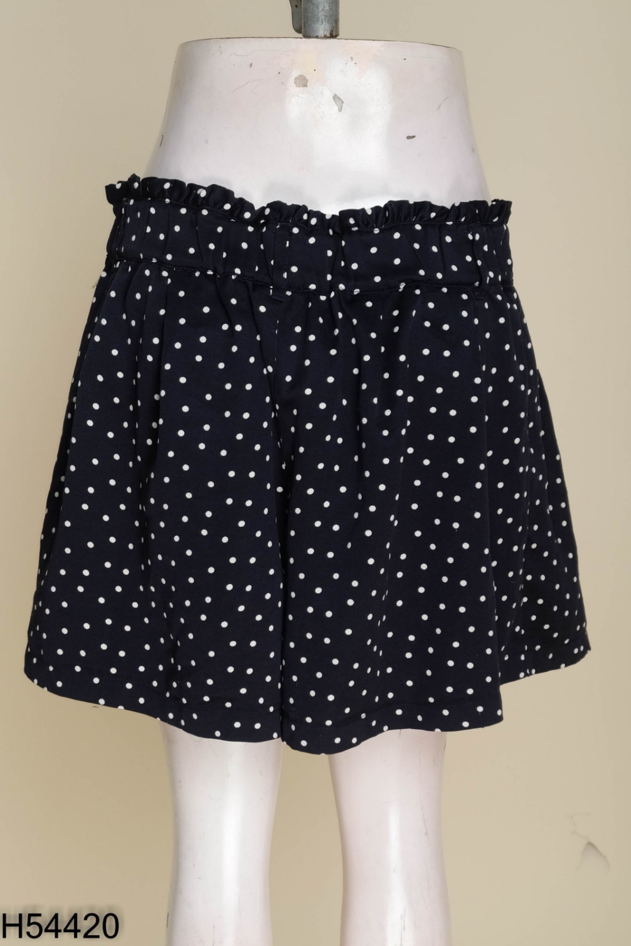 Quần short xanh đen chấm bi trắng